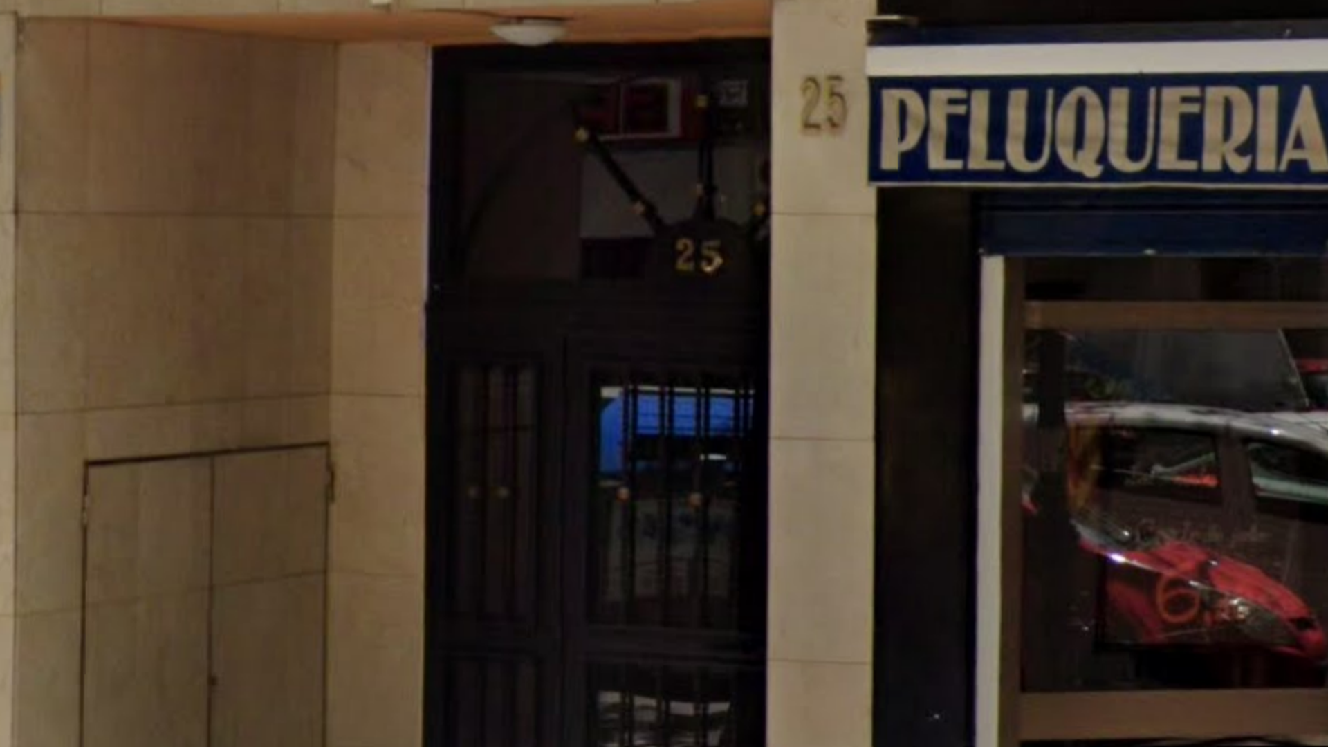 Edificio en la calle del Arquitecto Segura de Lago de Valencia donde investigan el crimen de un hombre a manos de su hijastro Edificio en la calle del Arquitecto Segura de Lago de Valencia donde investigan el crimen de un hombre a manos de su hijastro