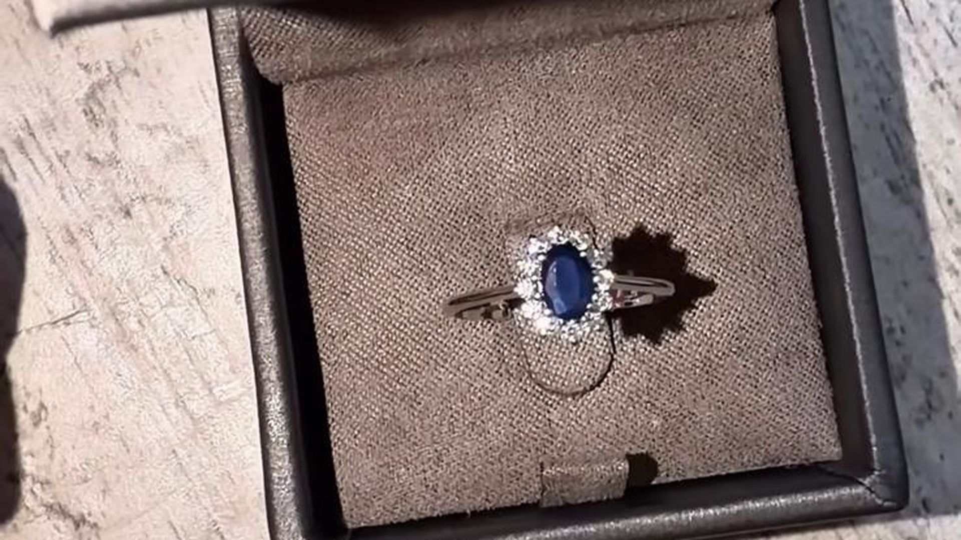 El anillo que le ha regalado a la madre de Marta Peñate por terminar la quimio