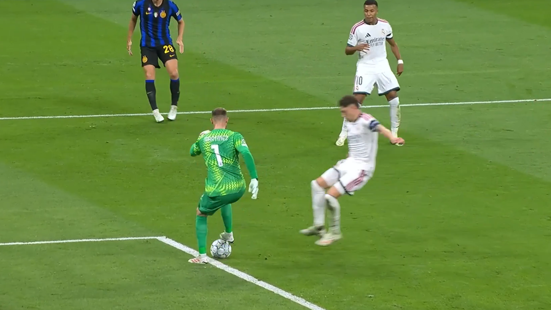 El error de Josep Martínez ante Fede Valverde en el Real Madrid-Inter El error de Josep Martínez ante Fede Valverde en el Real Madrid-Inter