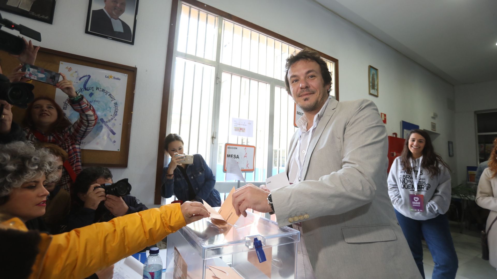 El exalcalde de Cádiz, José María González, ‘Kichi’, ejerciendo su derecho al voto El exalcalde de Cádiz, José María González, ‘Kichi’, ejerciendo su derecho al voto