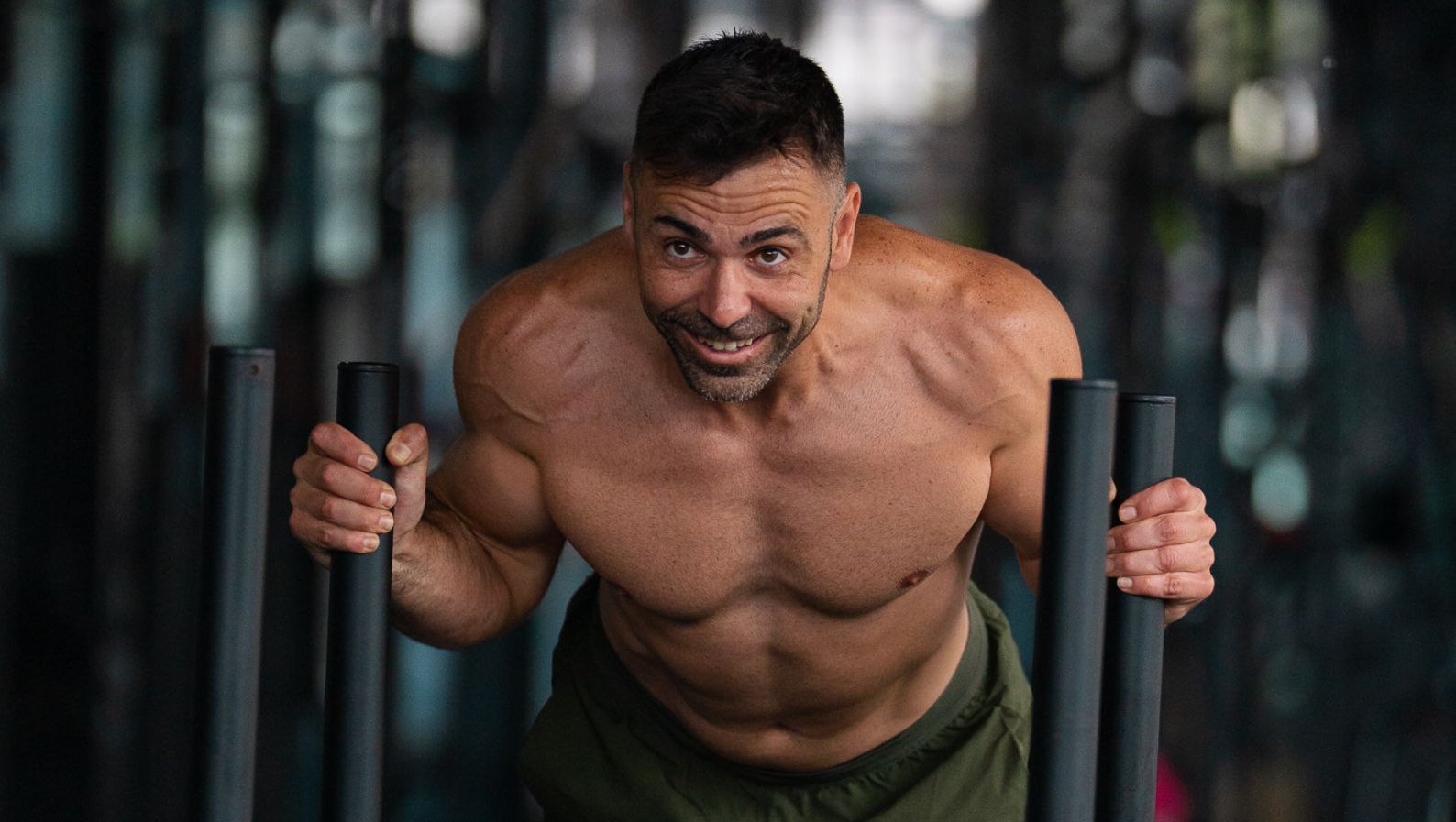 José Ruiz, entrenador personal, realizando su rutina de entrenamientos en el gimnasio