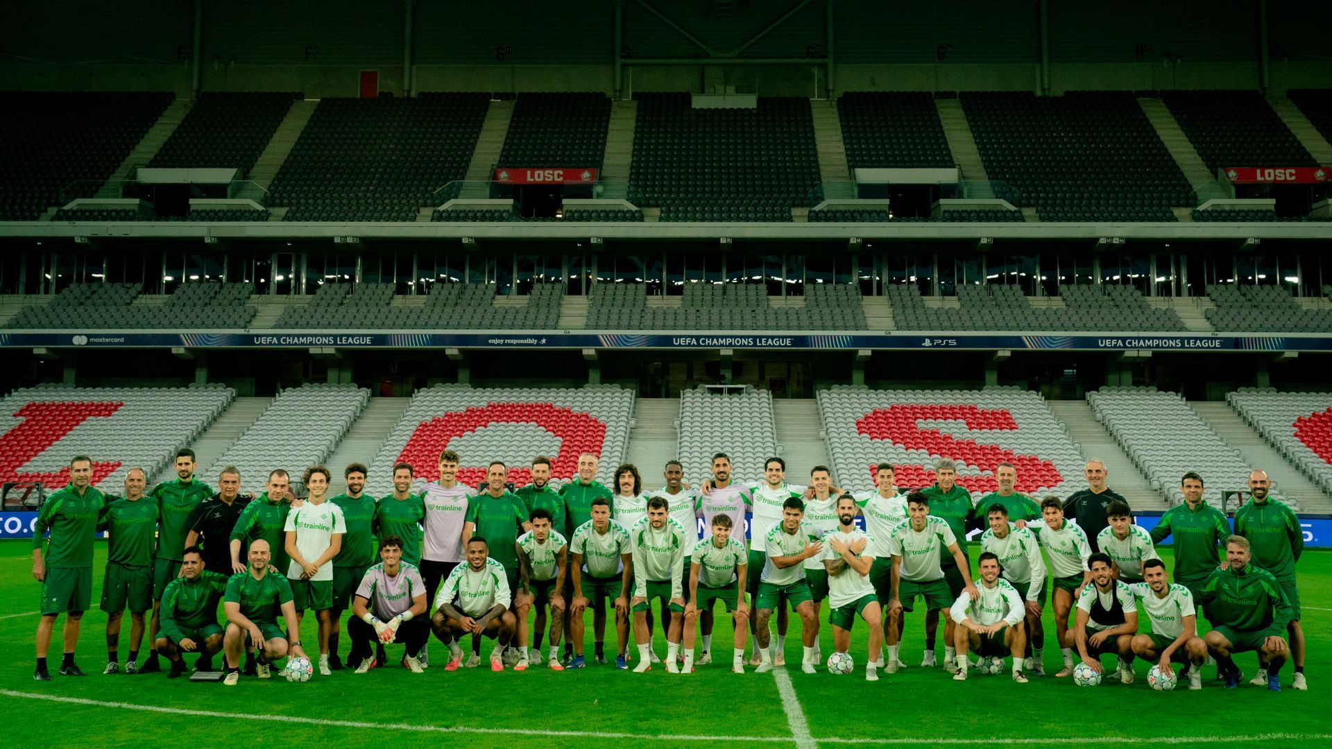 La plantilla del Betis posa en el estadio del Lille antes de su primer partido en la Champions 26/27