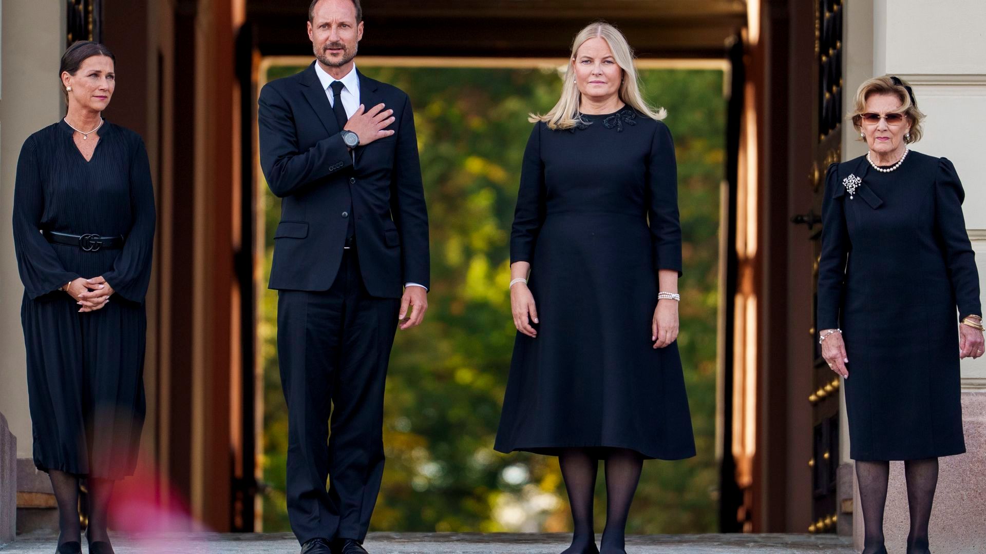 La princesa Marta Luisa, los reyes Haakon y Mette-Marit y la reina Sonia, el pasado 31 de agosto, en la puerta del Palacio Real