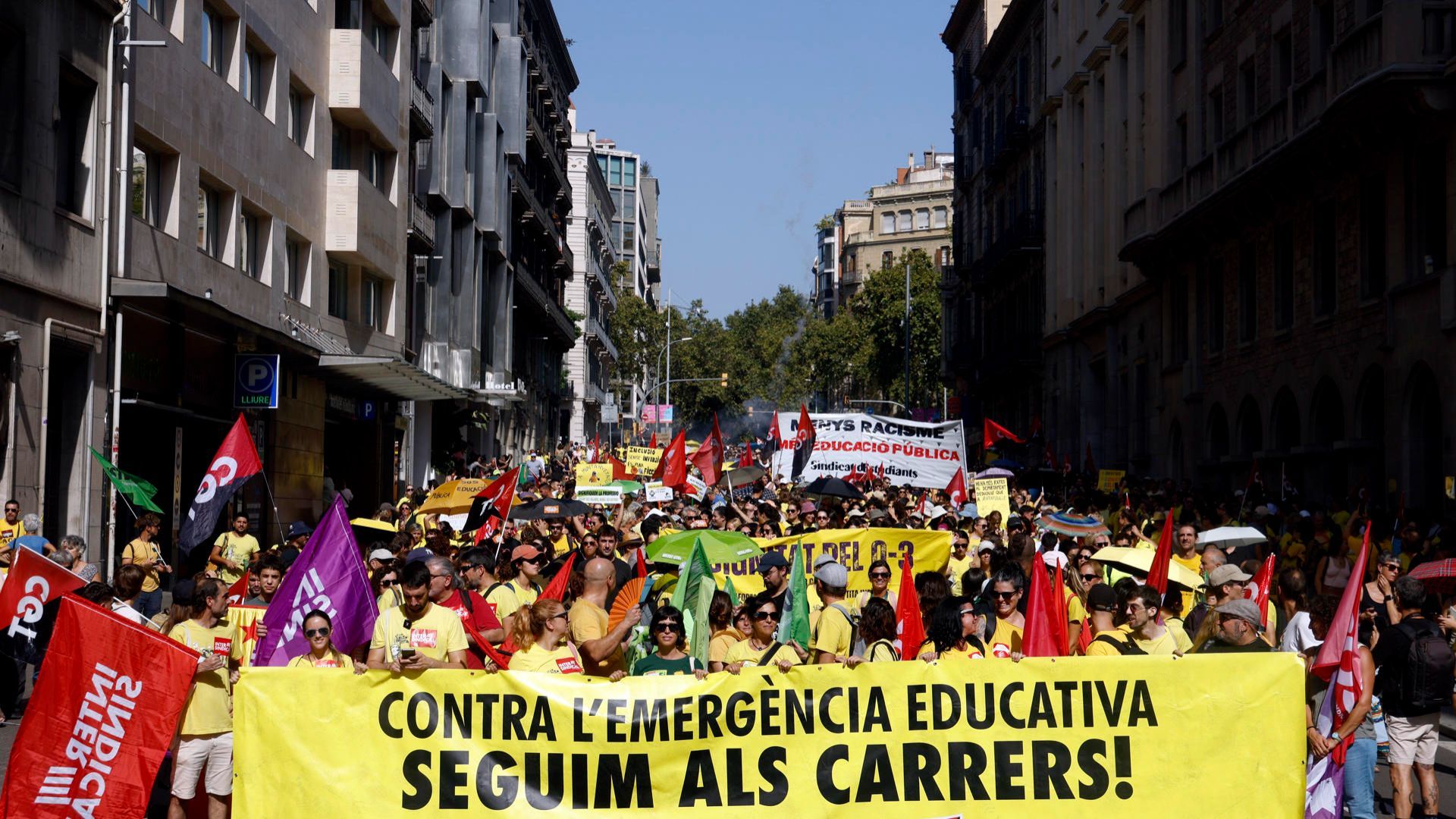 La vuelta al cole en Cataluña comienza con huelga de profesores: cortan la circulación en vías principales para denunciar una "emergencia educativa" La vuelta al cole en Cataluña comienza con huelga de profesores: cortan la circulación en vías principales para denunciar una "emergencia educativa"