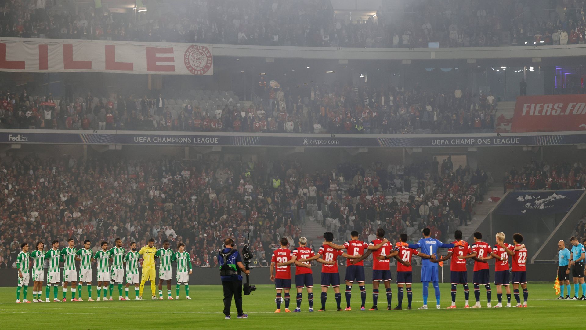 Los jugadores del Lille y el Betis, antes del pitido inicial