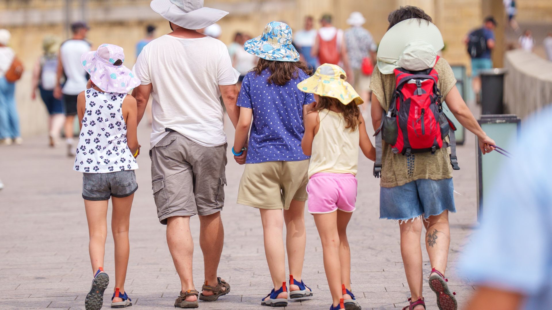 Los menores de edad están exentos de pagar la tasa turística en las tres ciudades gallegas. Los menores de edad están exentos de pagar la tasa turística en las tres ciudades gallegas.