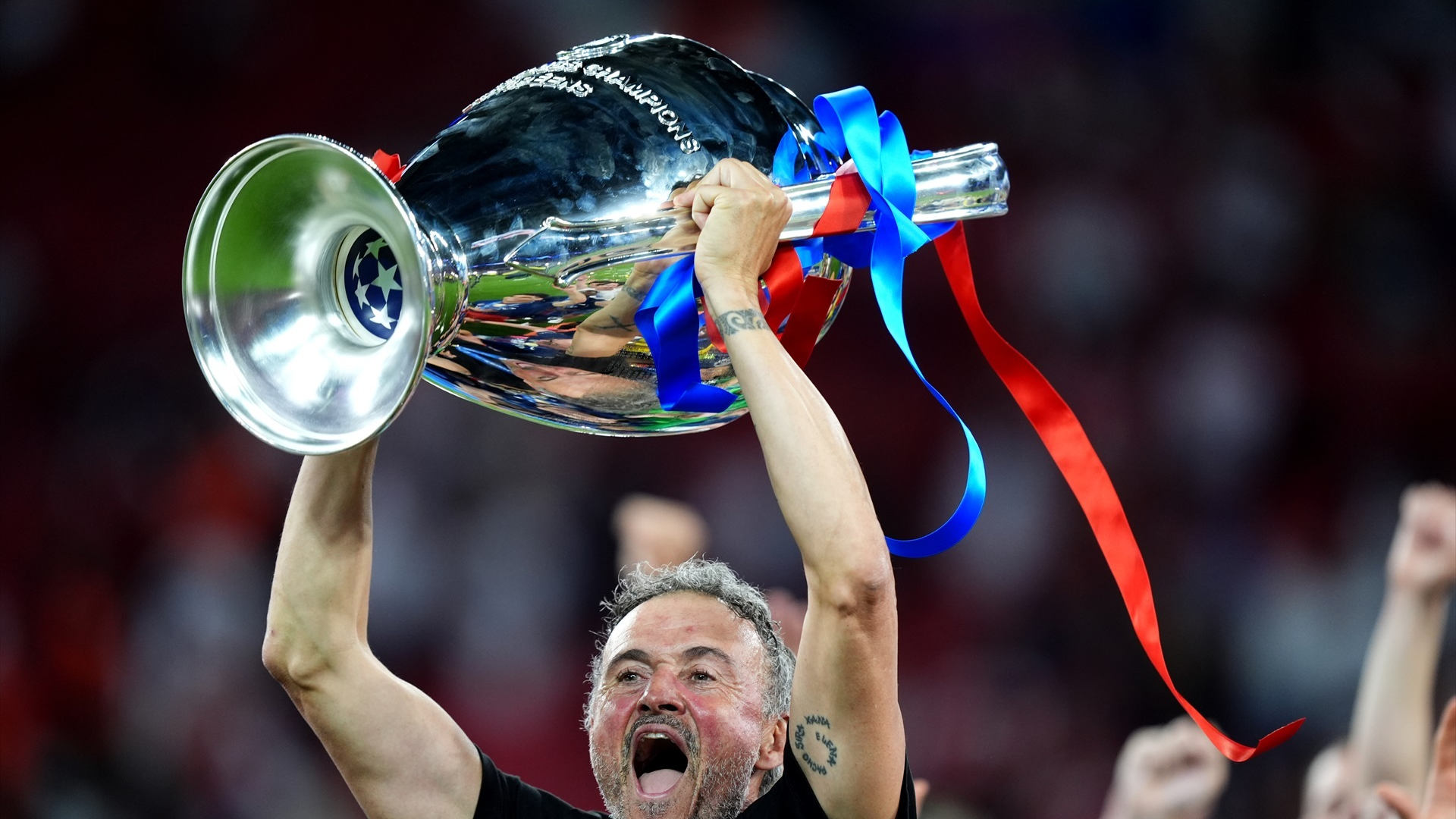Luis Enrique eleva al cielo de Budapest el trofeo de la Champions League Luis Enrique eleva al cielo de Budapest el trofeo de la Champions League