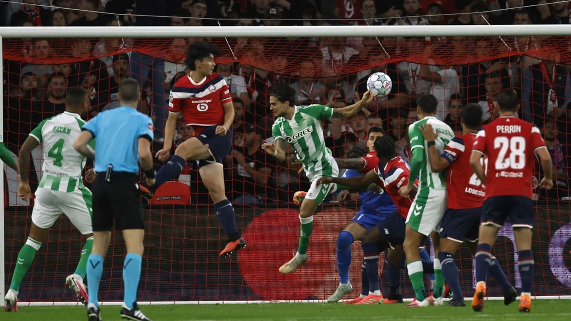 Marc Bartra cabecea para marcar el 2-2 en Lille