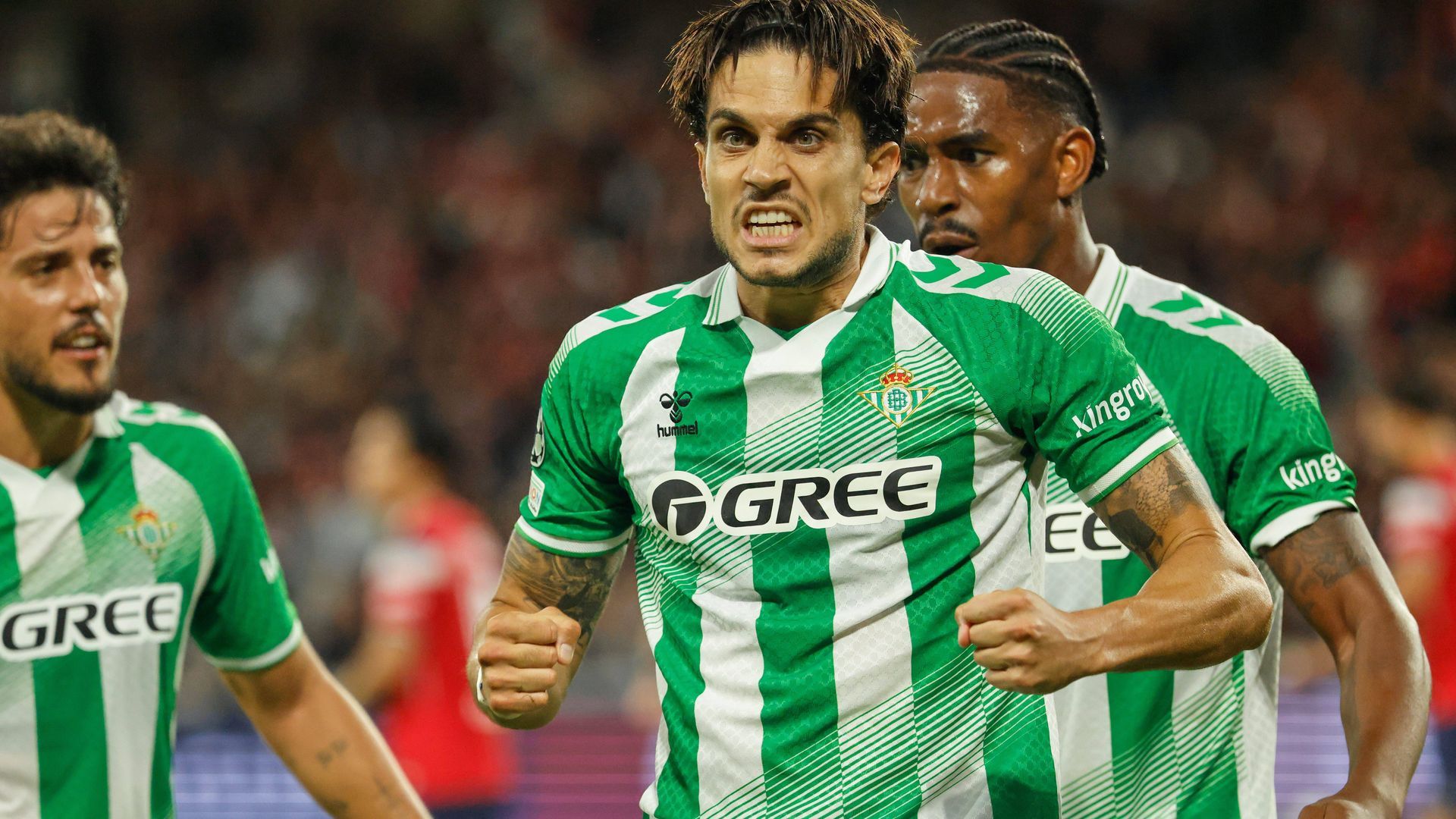 Marc Bartra celebra su gol en el Lille-Betis
