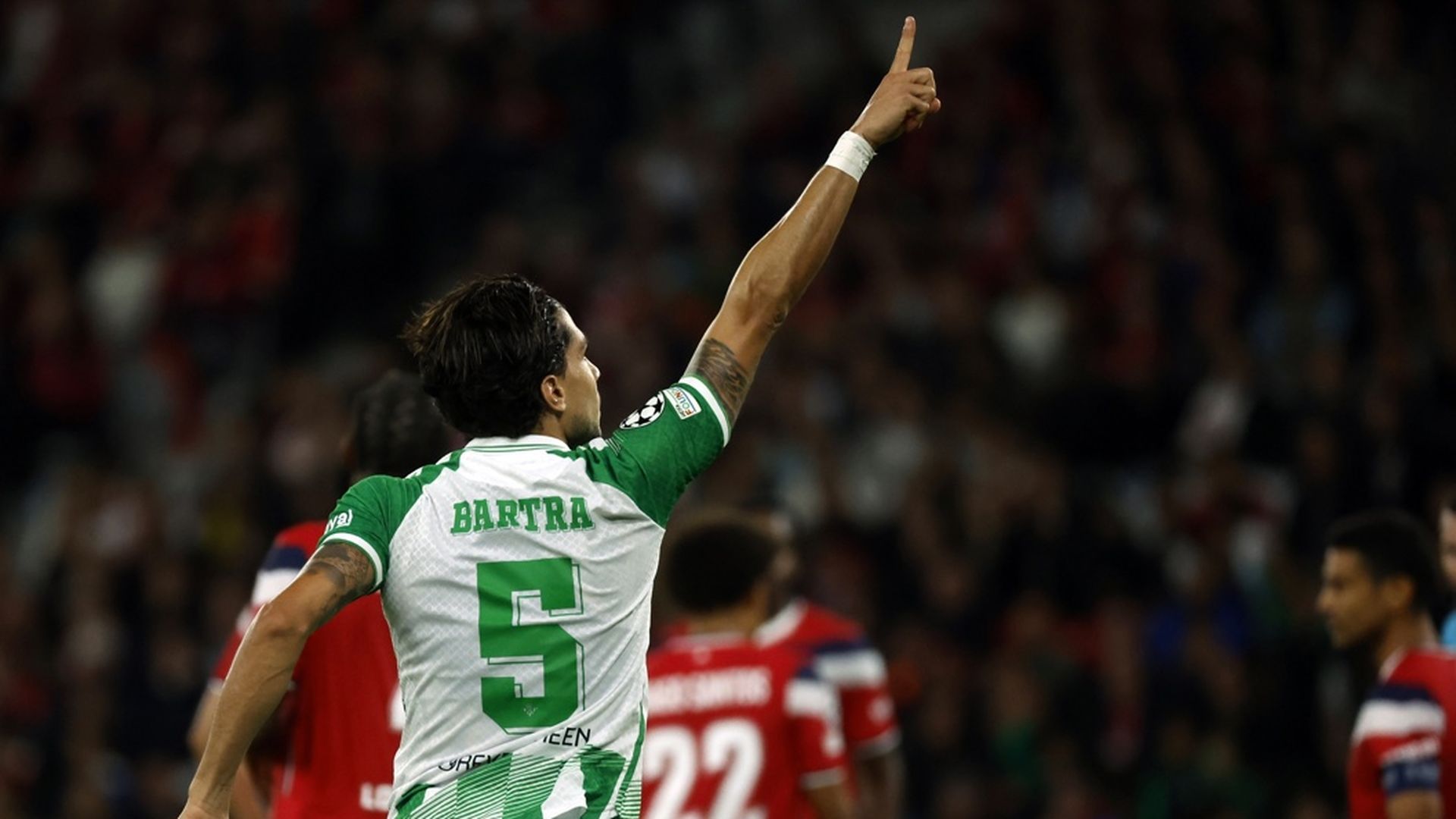 Marc Bartra celebra uno de sus goles en Lille