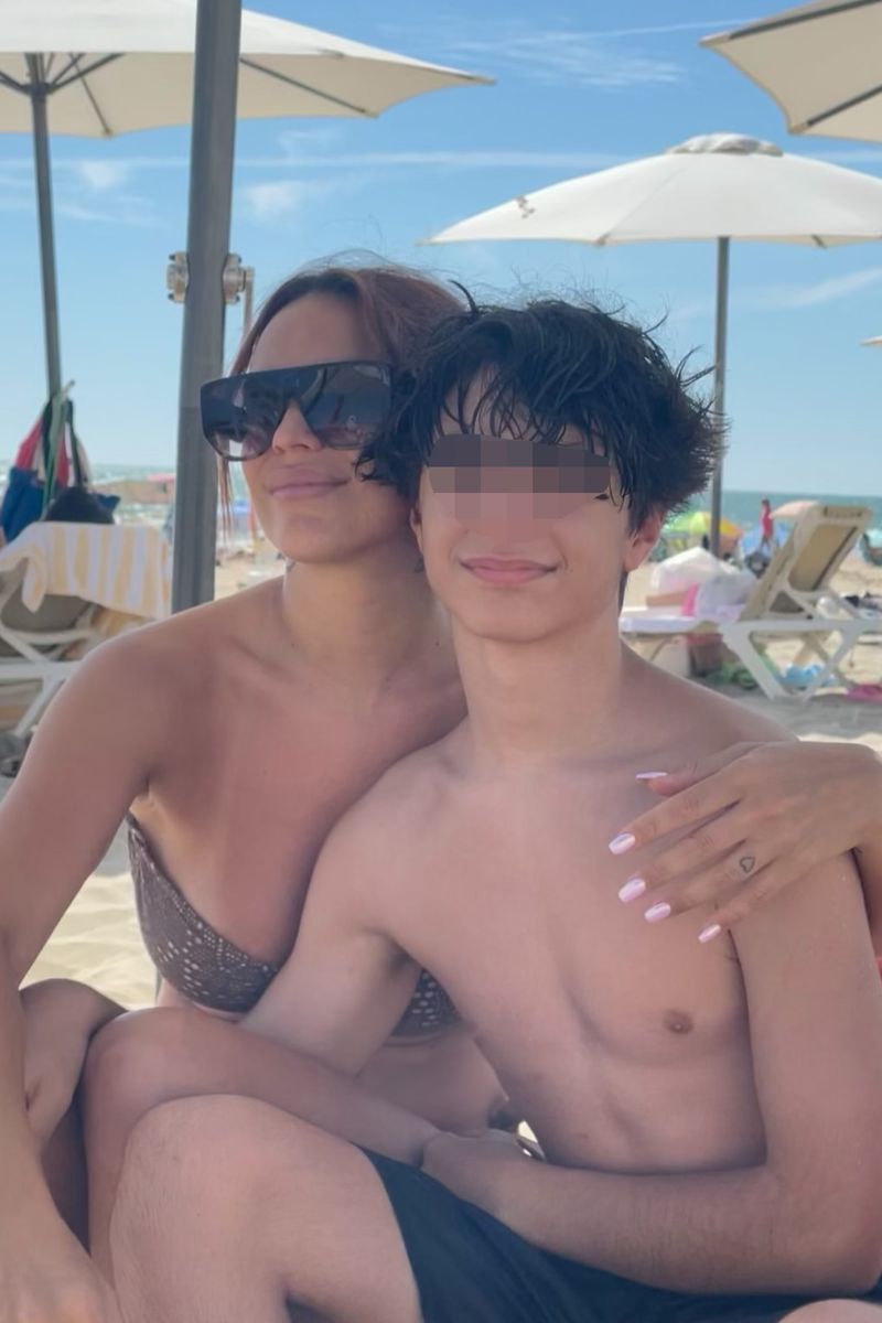 Marco Melendi Abad, el hijo del cantante y Dama, ha sido operado de urgencia y se recupera favorablemente