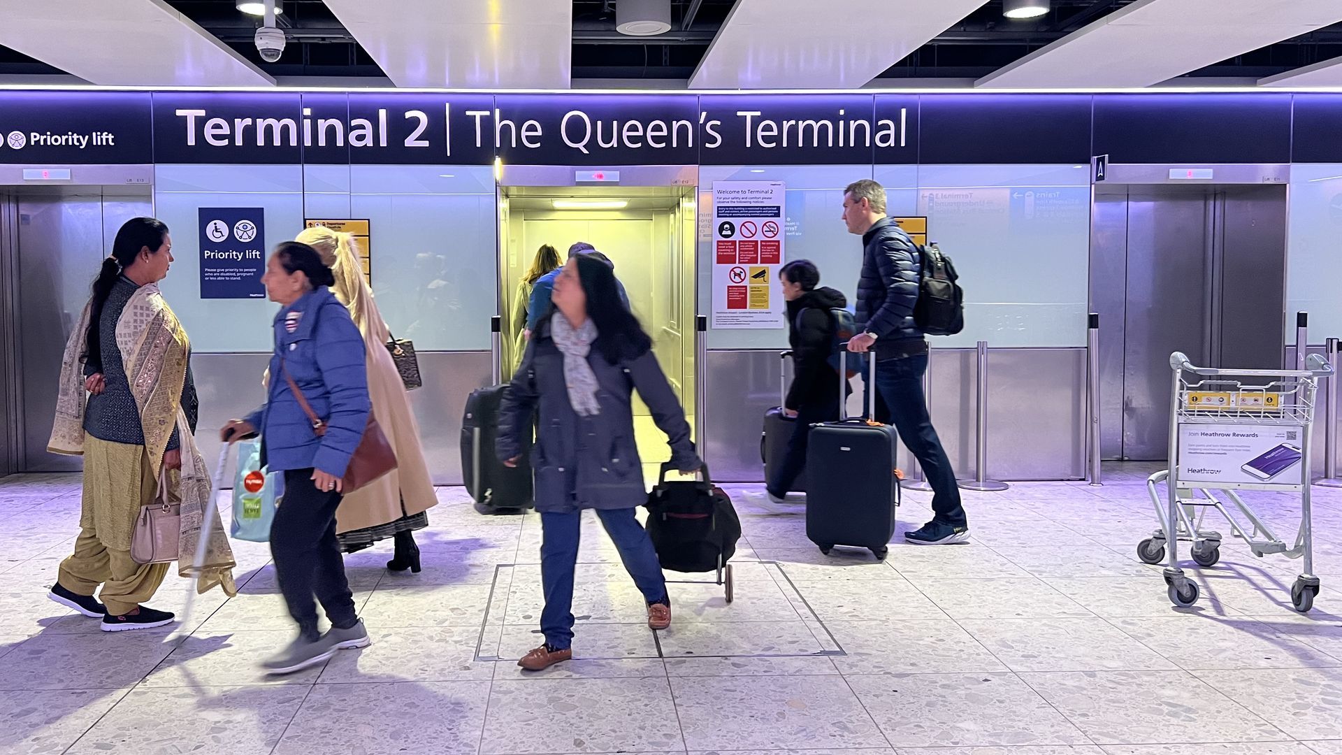 Pasajeros en una de las terminales del aeropuerto de Heathrow, en Londres Pasajeros en una de las terminales del aeropuerto de Heathrow, en Londres