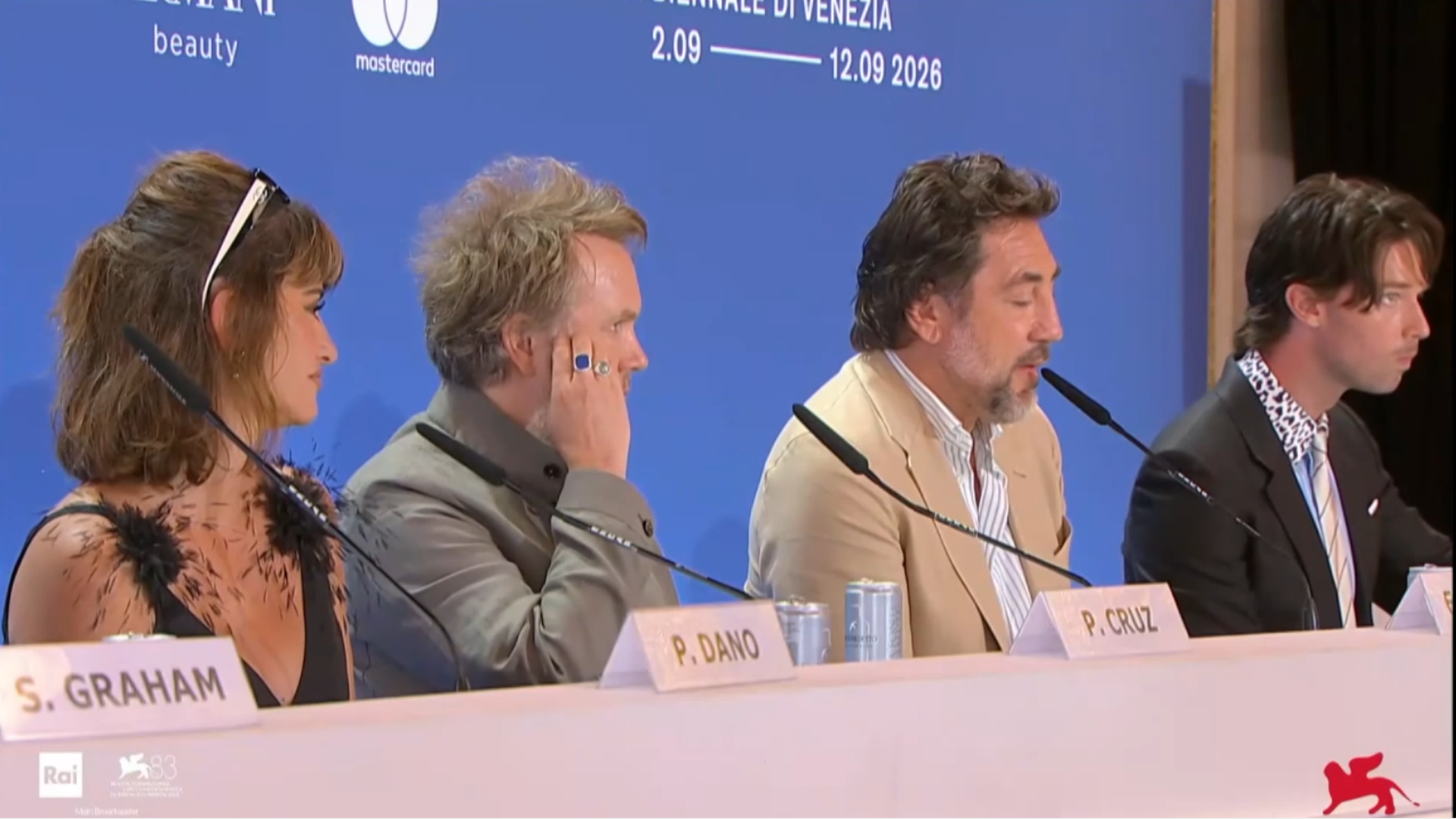 Penélope Cruz y Javier Bardem durante la rueda de prensa en Venecia.