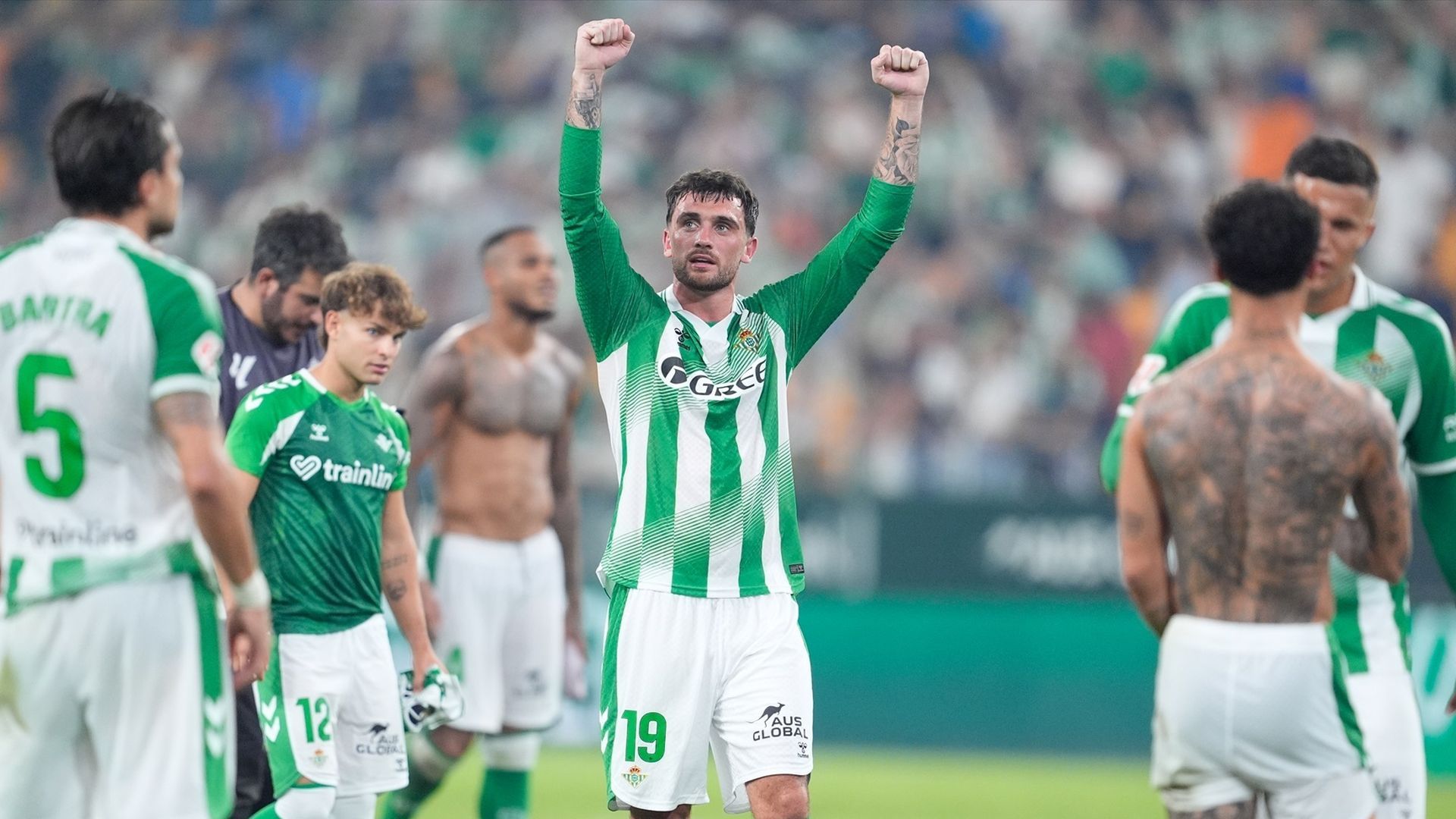 Troy Parrott celebrando la victoria del Real Betis frente al Real Madrid en la jornada 4