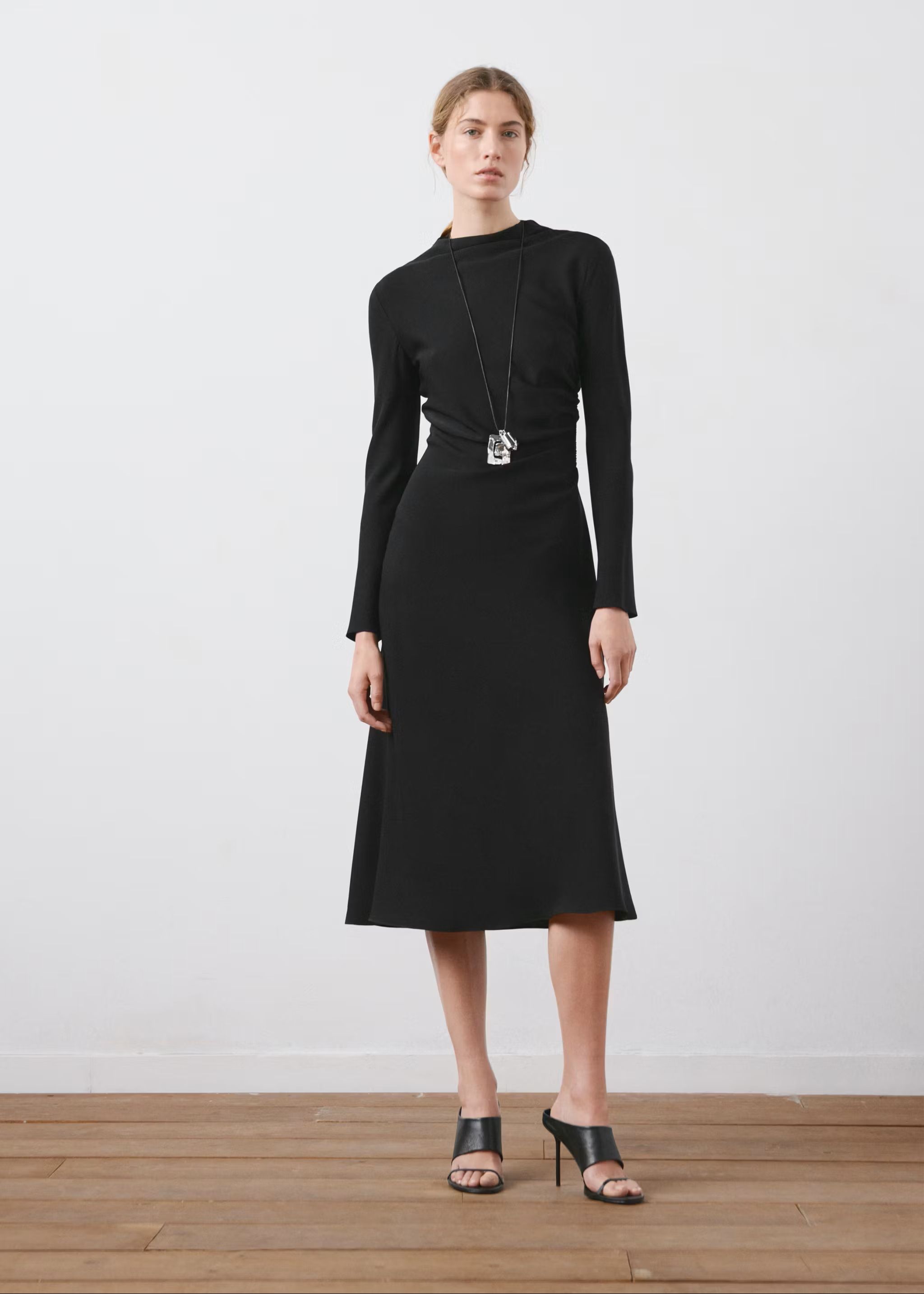 Vestido negro de manga larga