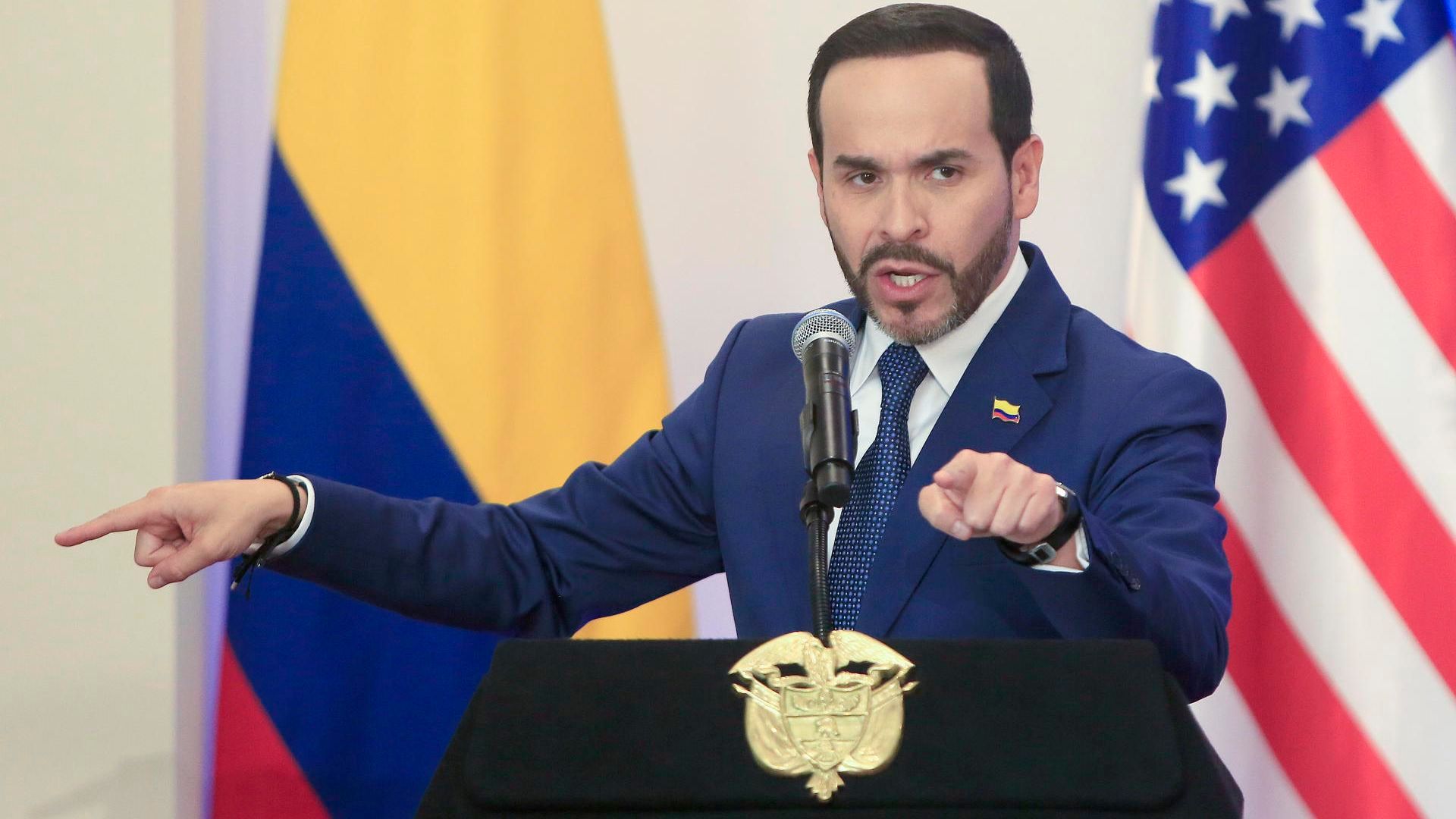 Abelardo de la Espriella levanta la suspensión de los permisos para portar armas de fuego en Colombia Abelardo de la Espriella levanta la suspensión de los permisos para portar armas de fuego en Colombia