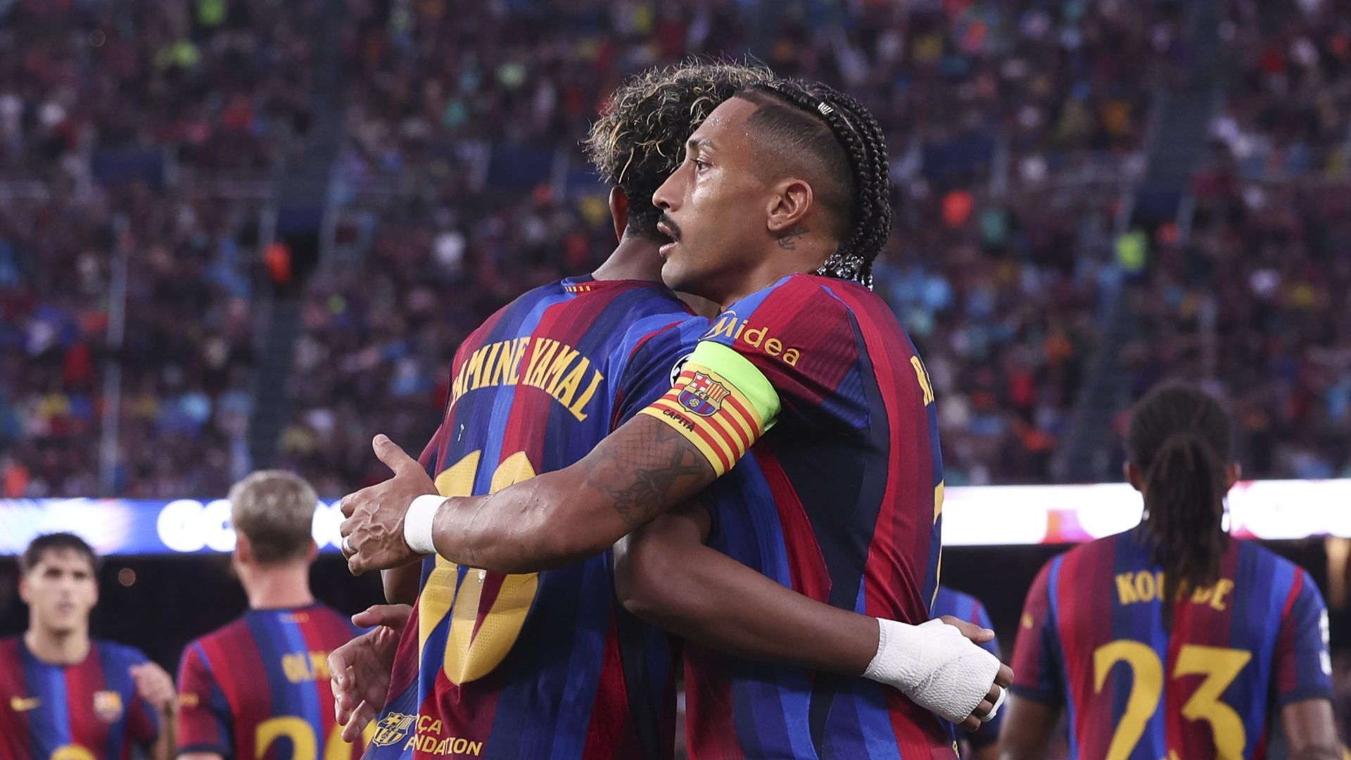 Abrazo entre Lamine Yamal y Raphinha en el FC Barcelona Abrazo entre Lamine Yamal y Raphinha en el FC Barcelona