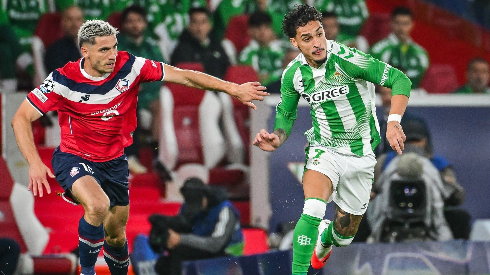 Antony y Perraud, en una acción del Lille - Betis de la Champions Antony y Perraud, en una acción del Lille - Betis de la Champions