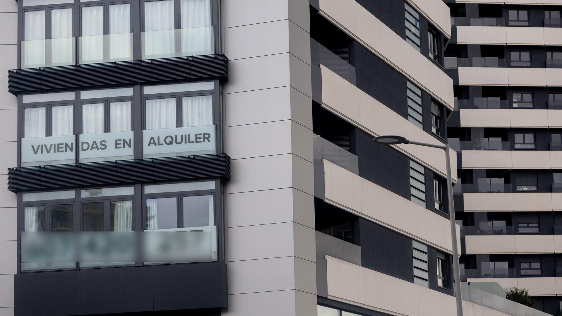 Condenado a 3 años de prisión tras estafar 6.580 euros en fianzas por alquilar pisos ajenos y entregar llaves falsas en Málaga Condenado a 3 años de prisión tras estafar 6.580 euros en fianzas por alquilar pisos ajenos y entregar llaves falsas en Málaga