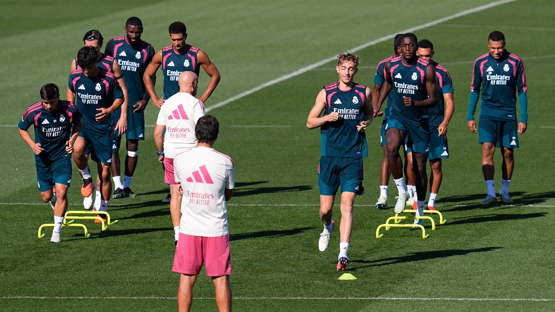 Dean Huijsen, al frente de un entrenamiento del Real Madrid Dean Huijsen, al frente de un entrenamiento del Real Madrid