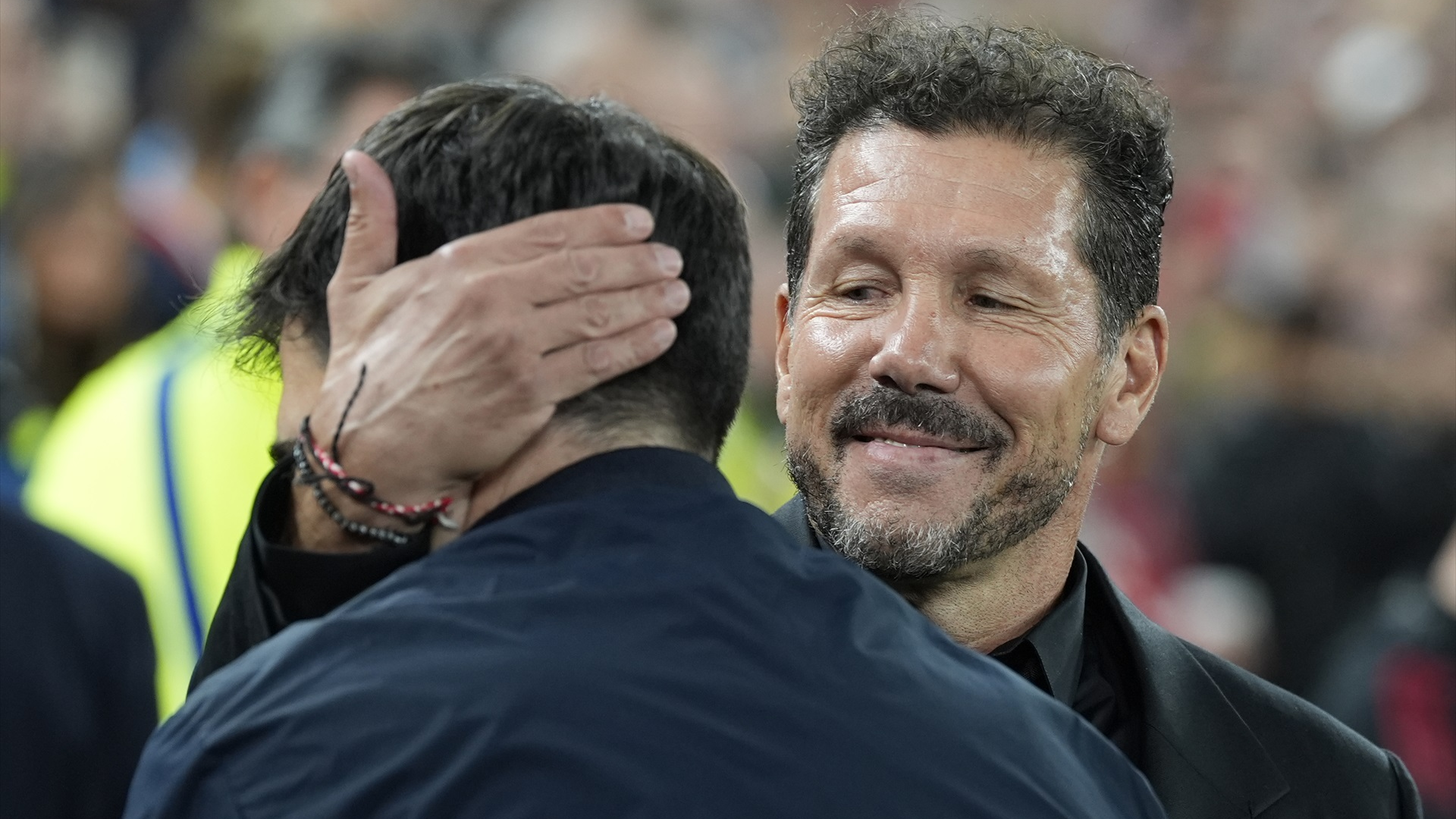 Diego Pablo Simeone saluda a Andoni Iraola en Anfield