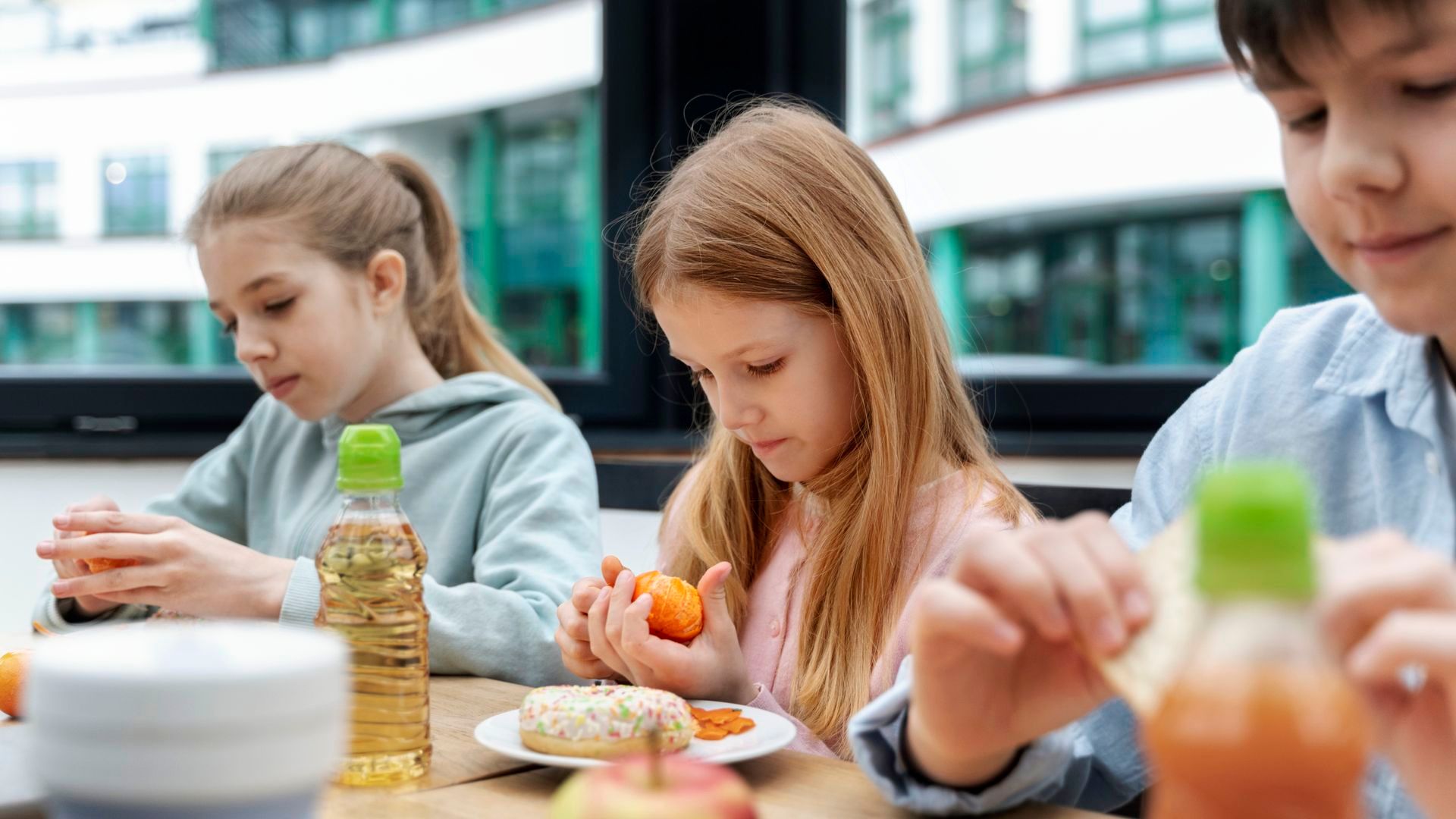 Distintos niños comiendo en el colegio Distintos niños comiendo en el colegio