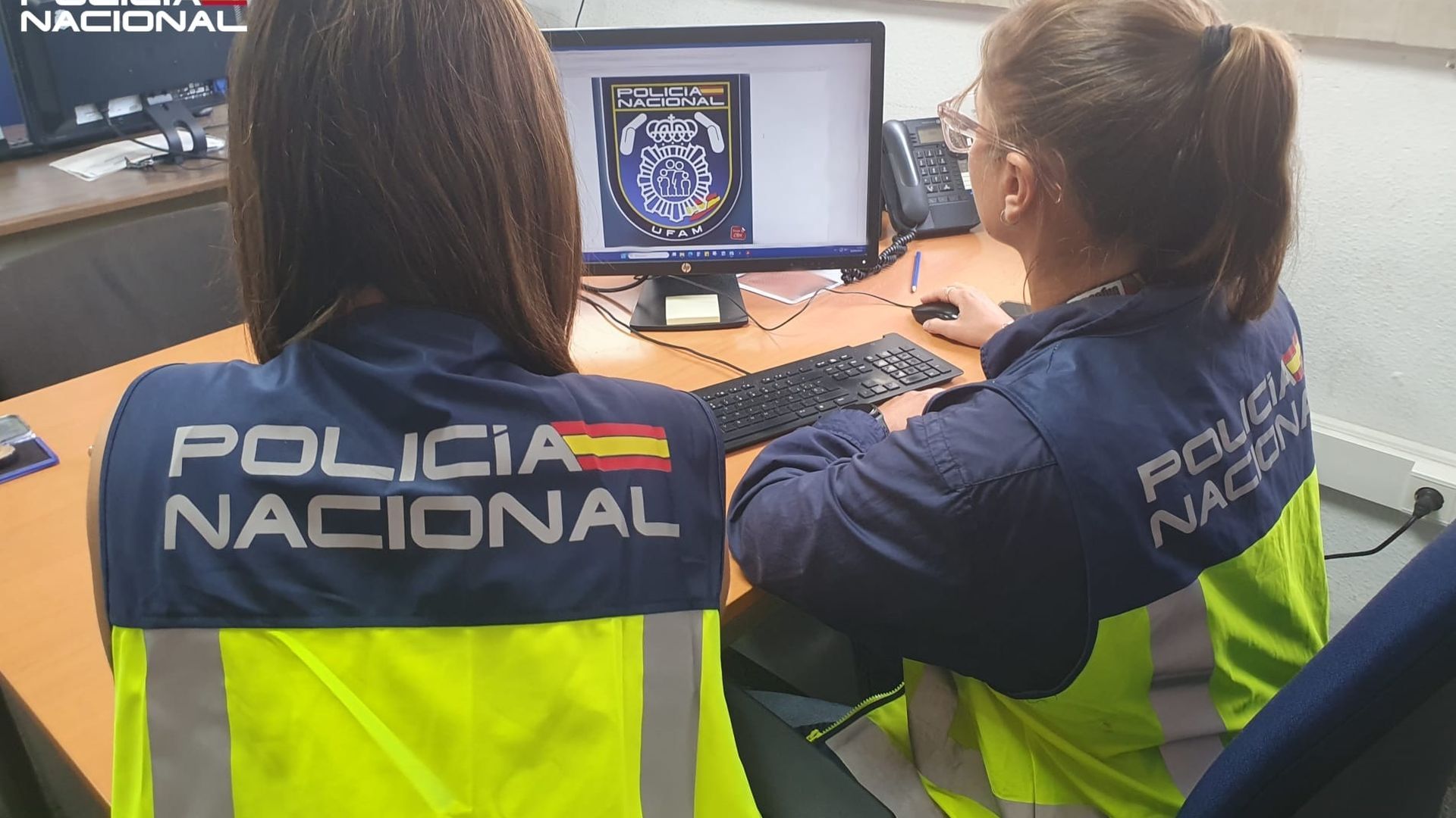 Dos agentes de la Unidad de Atención a la Familia y la Mujer (UFAM) de la Policía Nacional Dos agentes de la Unidad de Atención a la Familia y la Mujer (UFAM) de la Policía Nacional