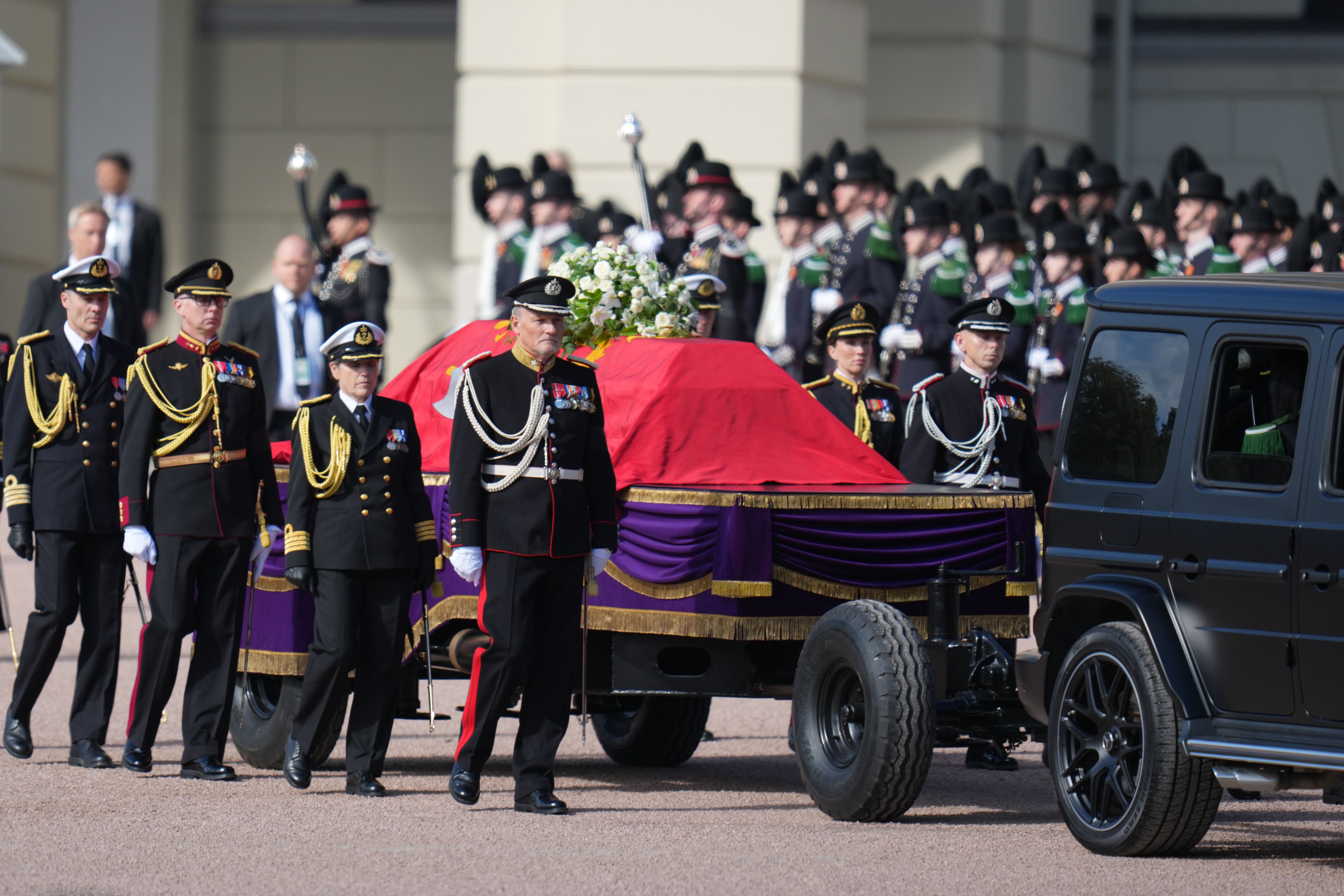 El féretro de Harald de Noruega al salir del Palacio Real