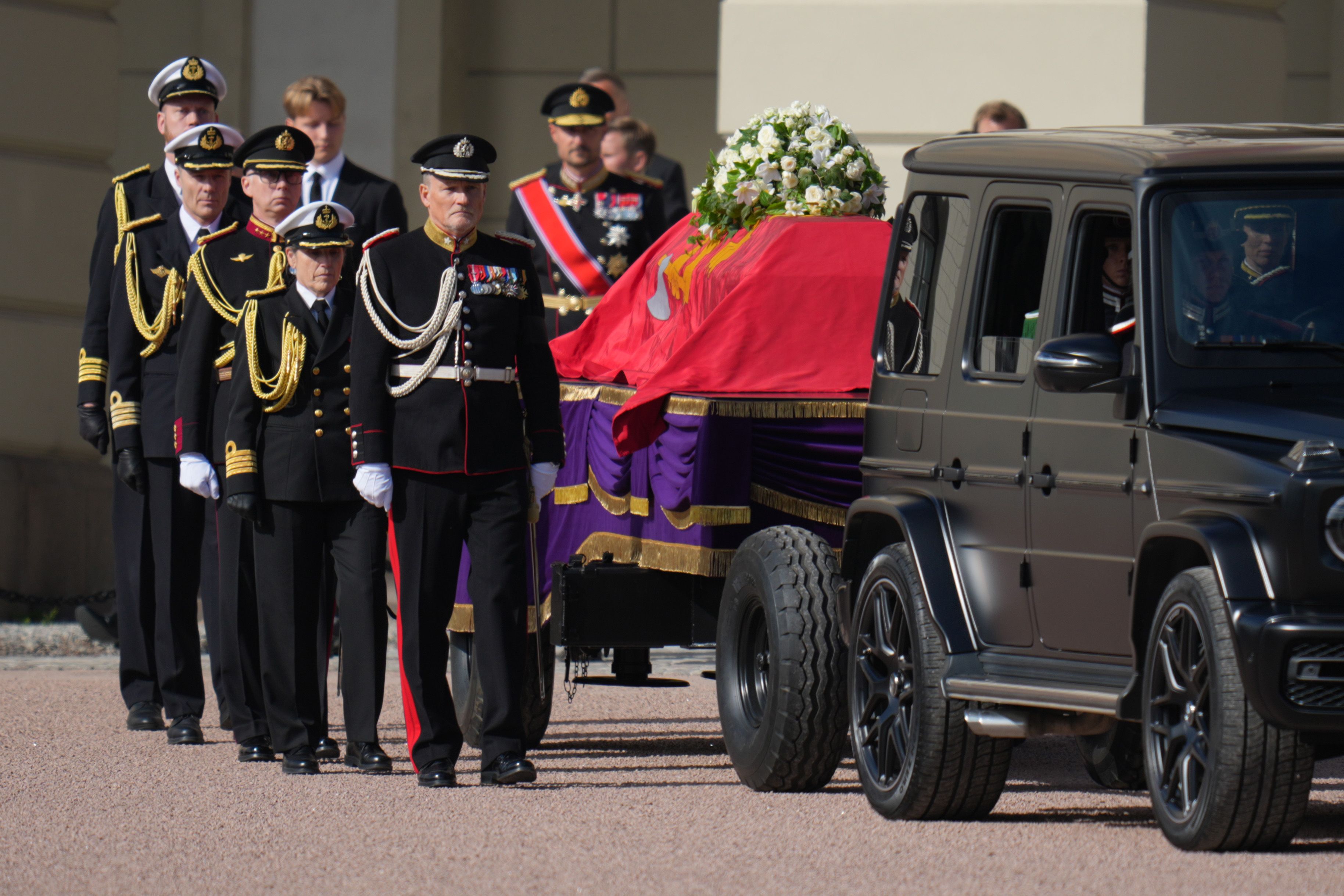 El féretro de Harald de Noruega durante su recorrido tras salir del Palacio Real