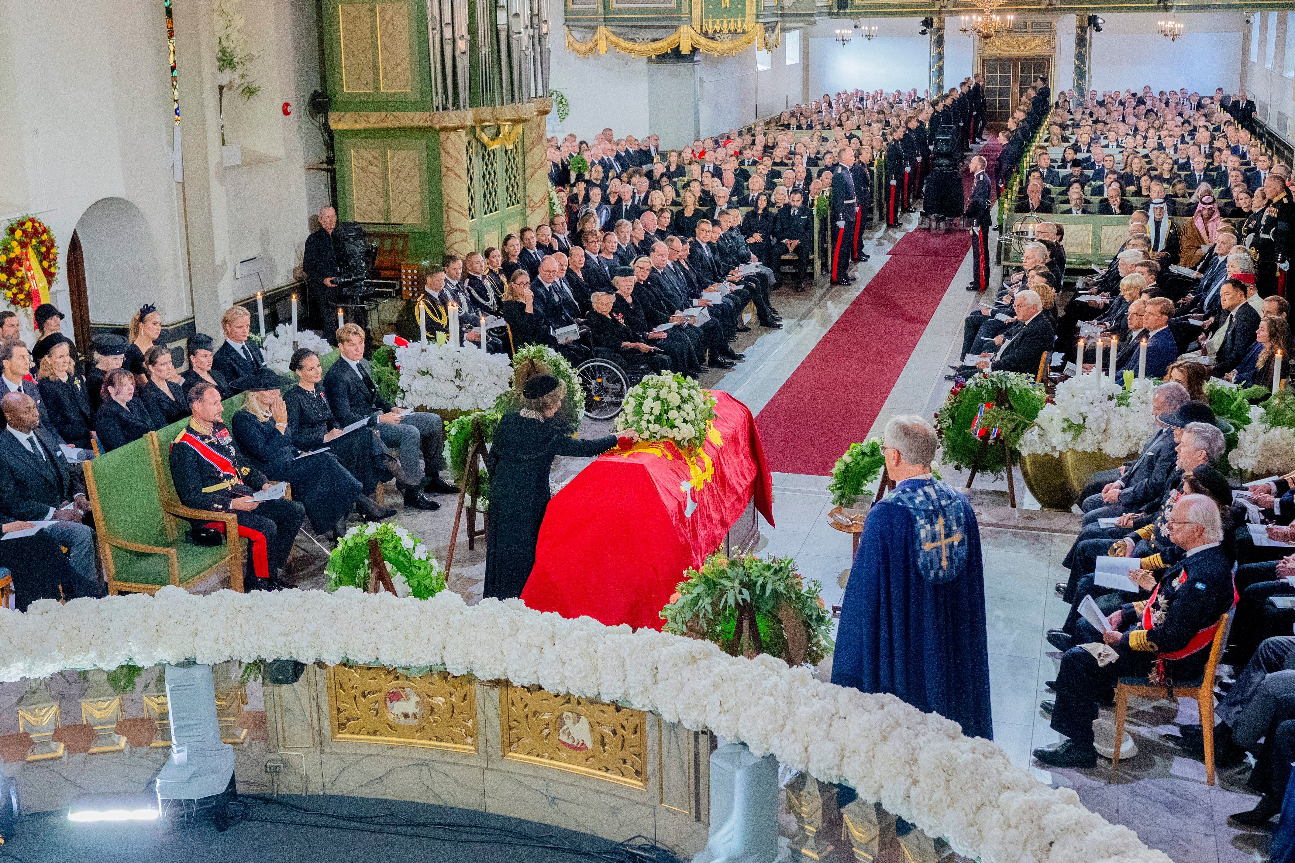 El féretro de Harald V en el altar de la catedral