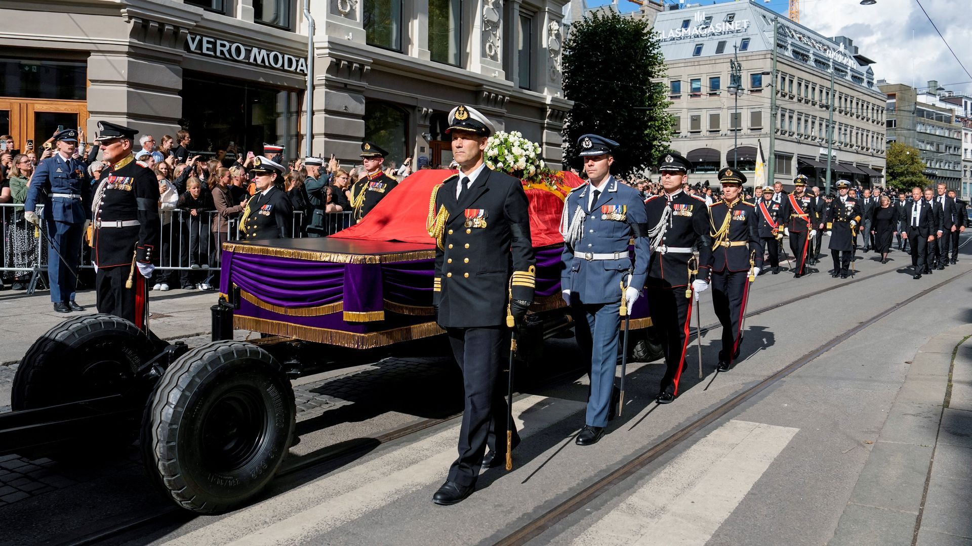 El féretro de Harald por las calles de Oslo