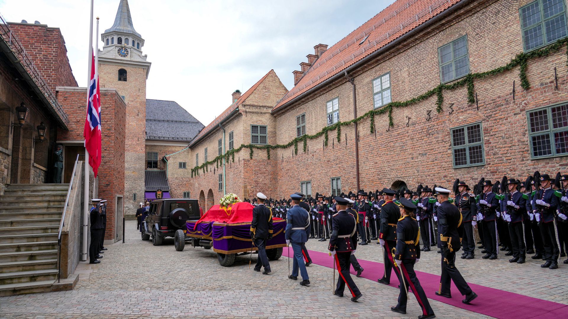 El féretro de Harald V llegando al mausoleo real situado en la cripta del castillo de Akershus