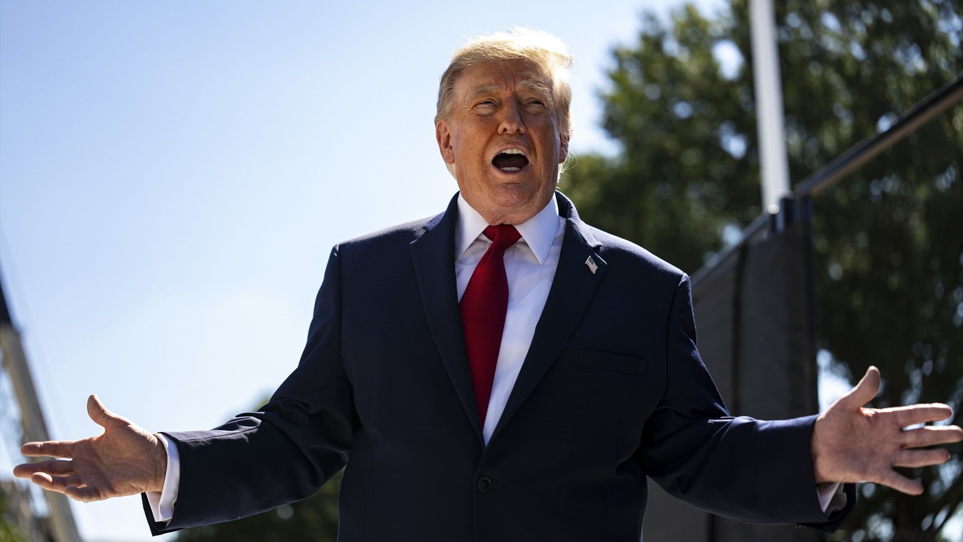 El regalo de Donald Trump a tres de sus asistentes en la Casa Blanca: 135.000 dólares en efectivo "por las fiestas" El regalo de Donald Trump a tres de sus asistentes en la Casa Blanca: 135.000 dólares en efectivo "por las fiestas"