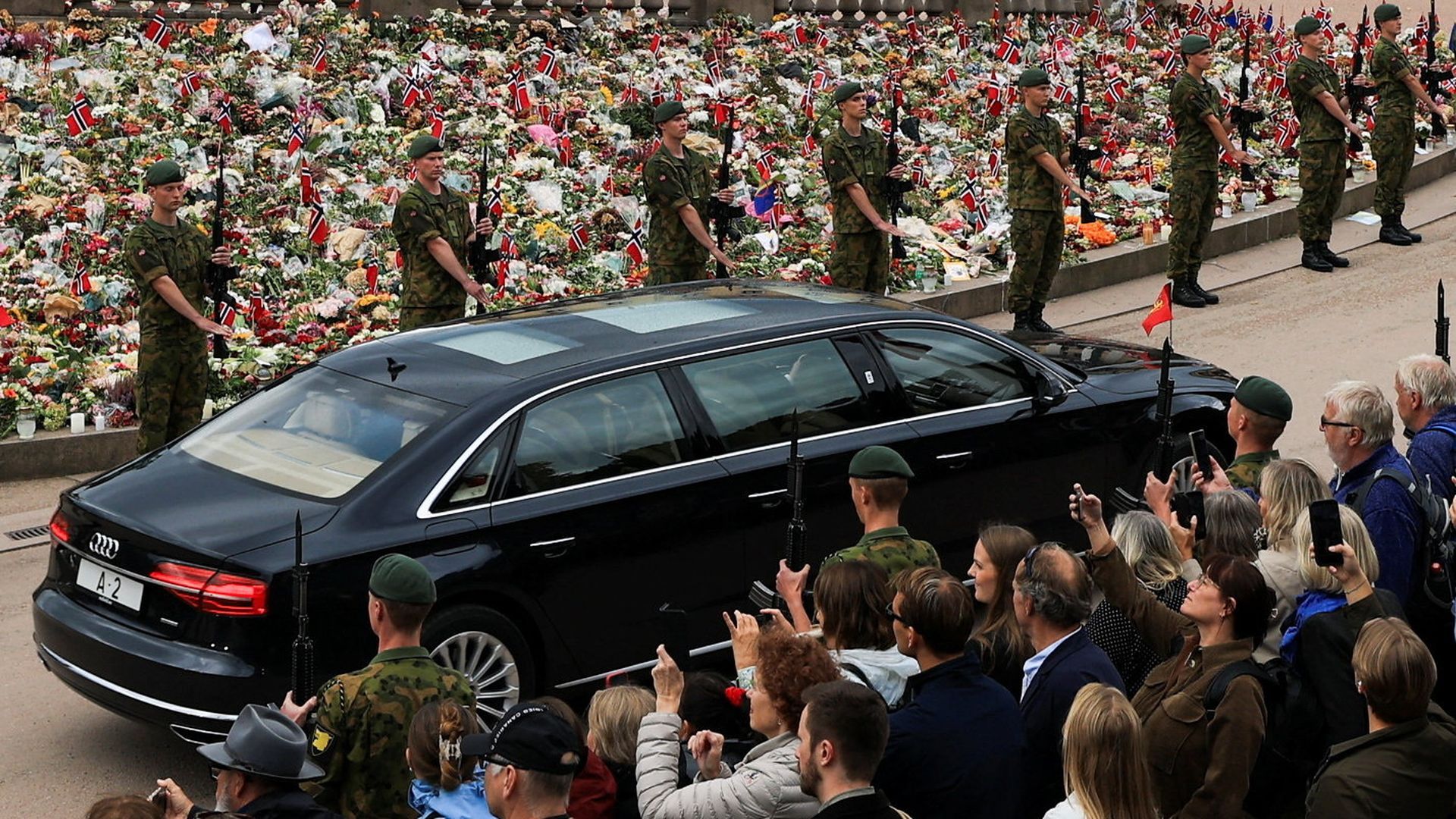 El rey Haakon llega al Palacio Real