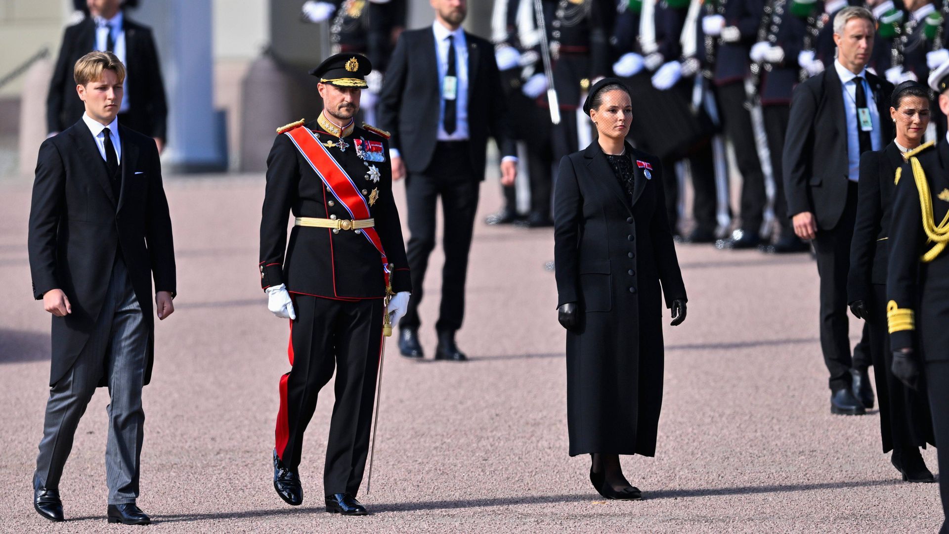 El rey Haakon VIII, sus hijos y su hermana en el funeral del rey Harald V en Oslo