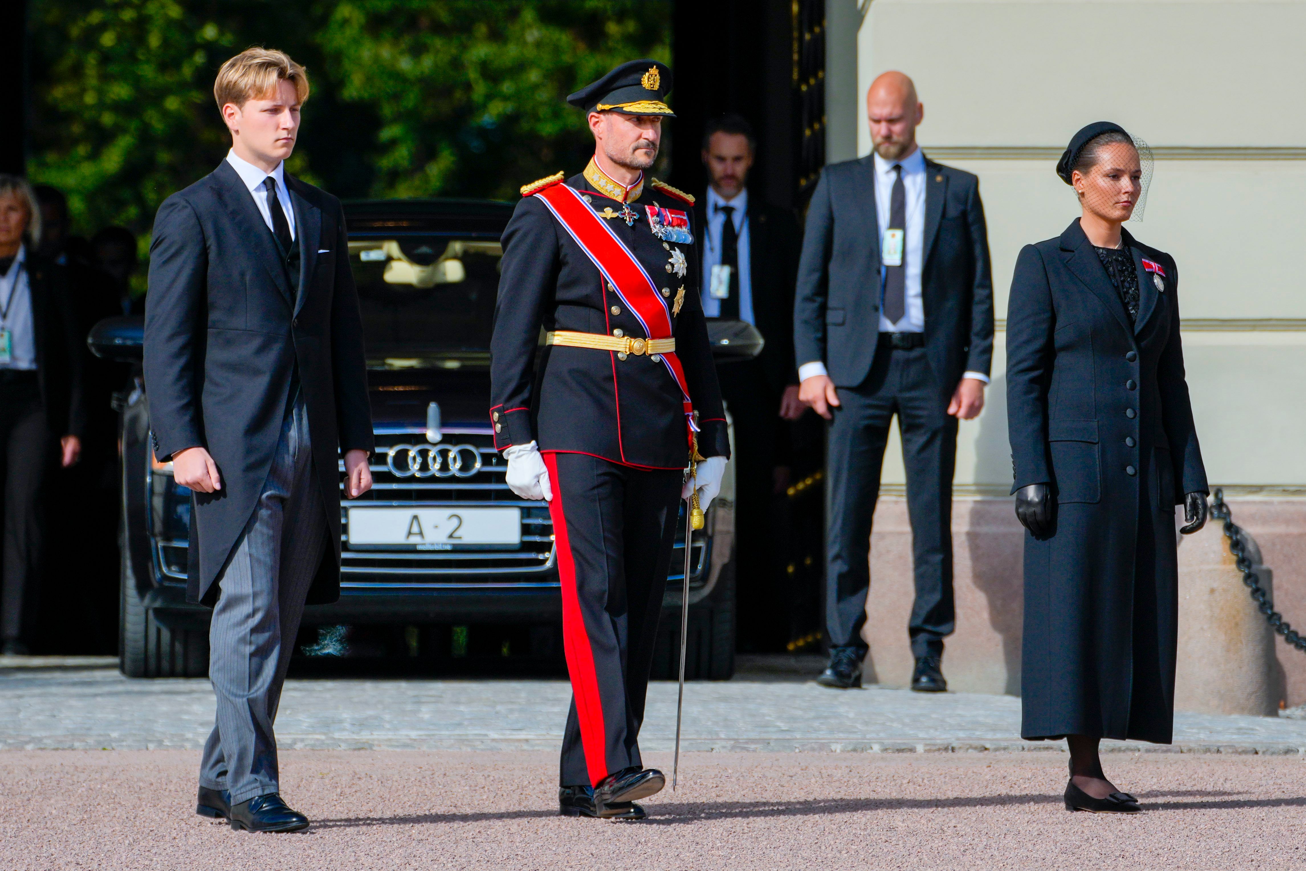 El rey Haakon VIII y sus hijos