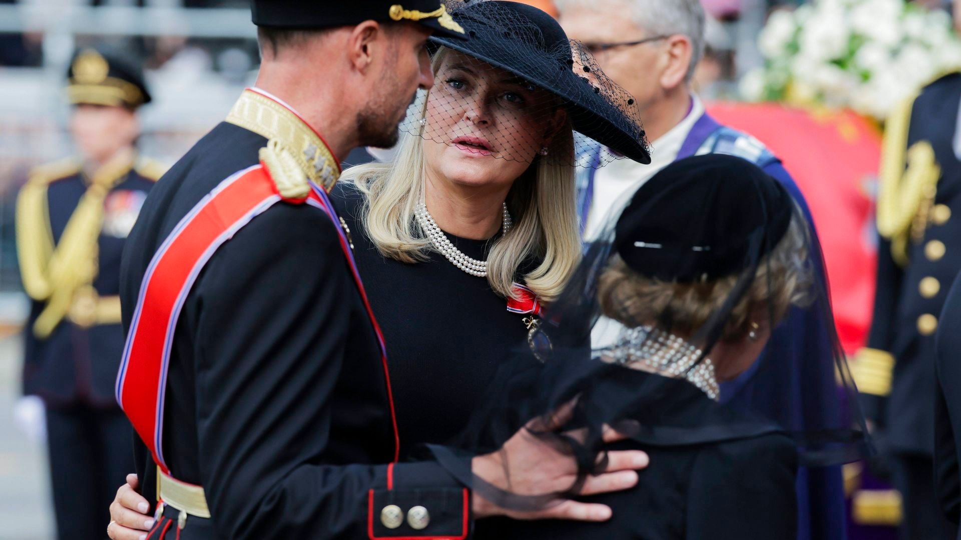 Haakon de Noruega junto a Mette-Marit y su madre, la reina Sonia