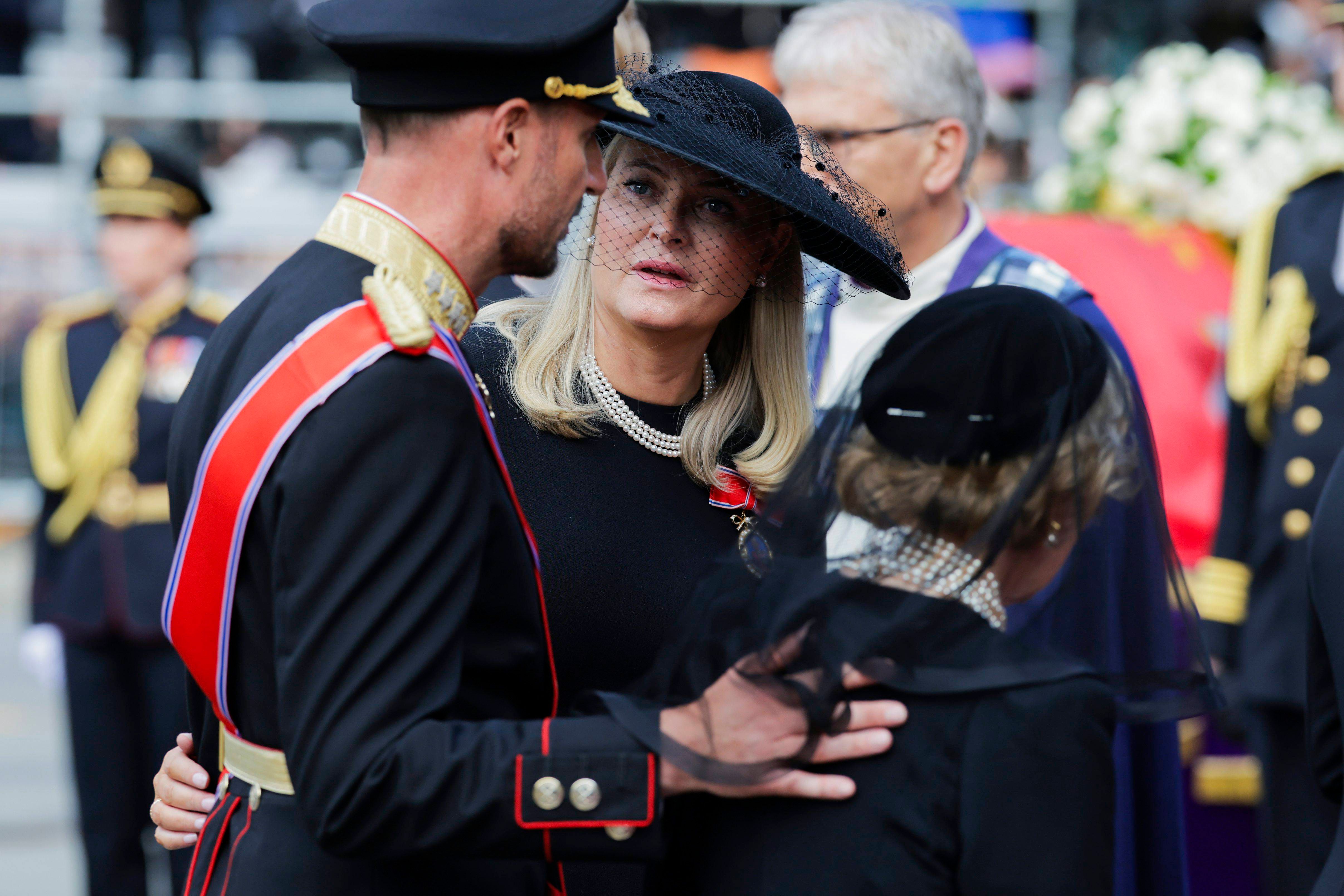 Haakon de Noruega junto a Mette-Marit y su madre, la reina Sonia
