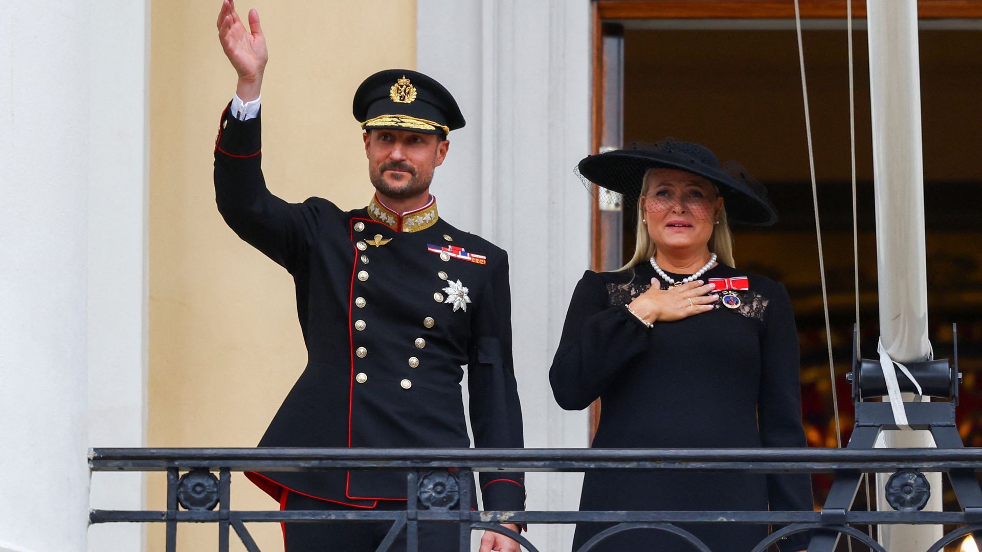 Haakon VIII y Mette-Marit saludando desde el balcón del Palacio Real Haakon VIII y Mette-Marit saludando desde el balcón del Palacio Real