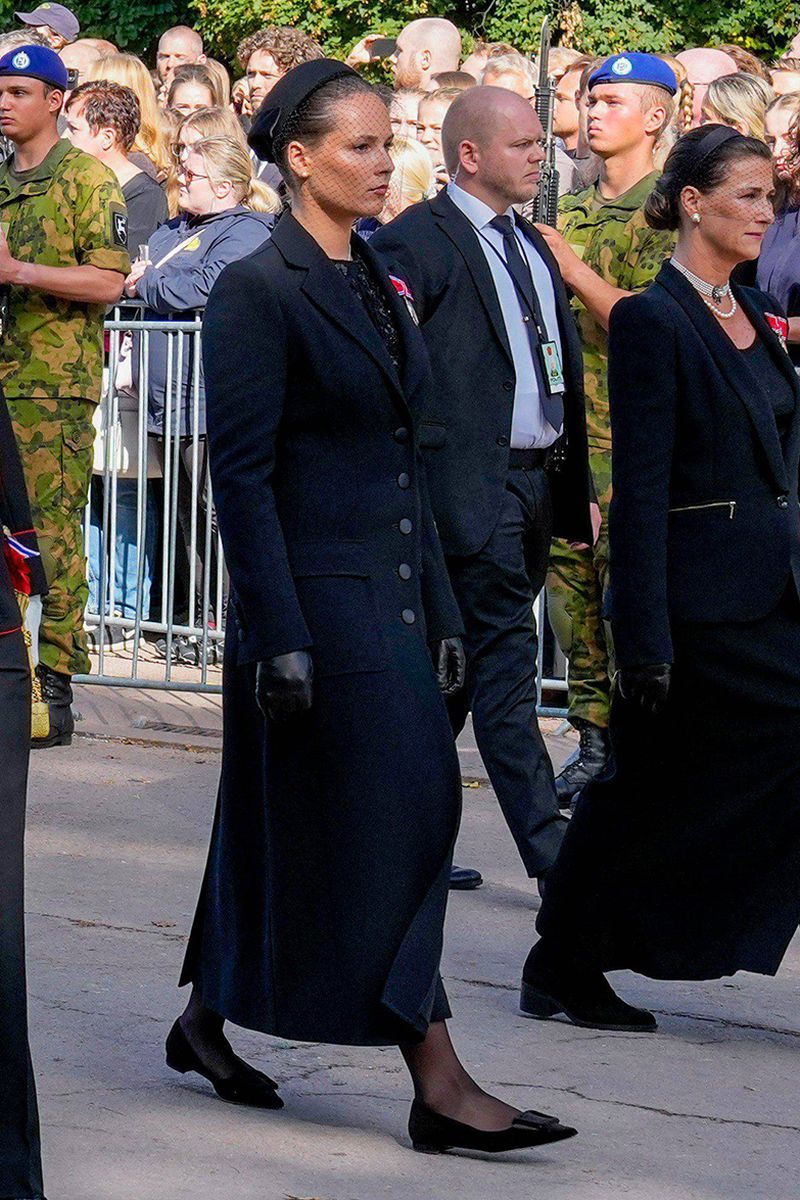 Ingrid Alexandra y Marta Luisa en el funeral de Haralkd V