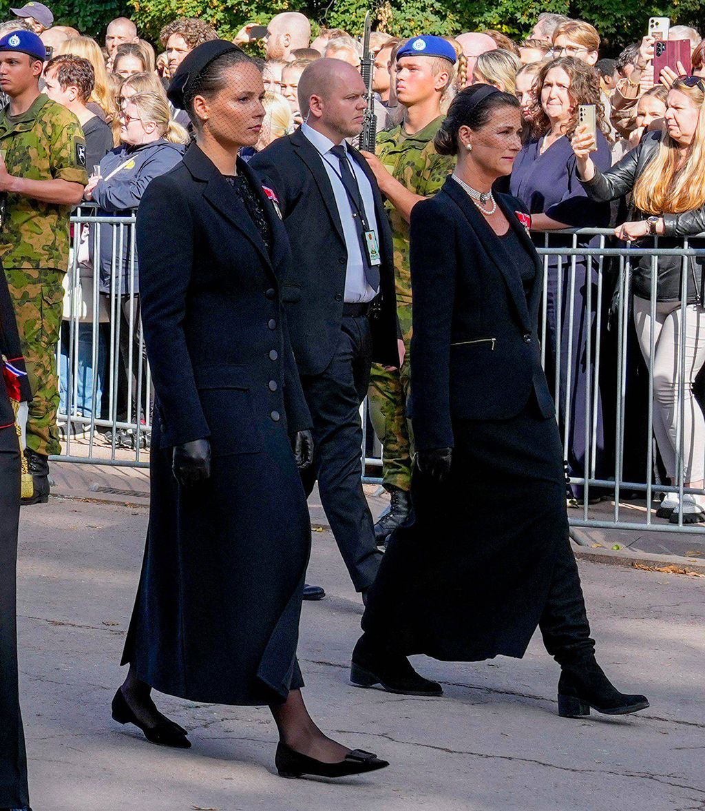Ingrid Alexandra y Marta Luisa en el funeral de Haralkd V