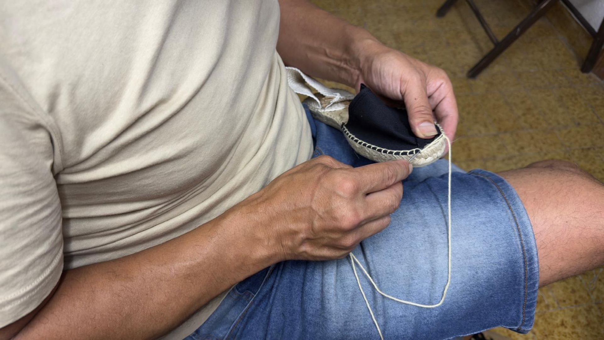 Jesús que trabajaba en el sector de la construcción lleva 14 años cosiendo alpargatas Jesús que trabajaba en el sector de la construcción lleva 14 años cosiendo alpargatas