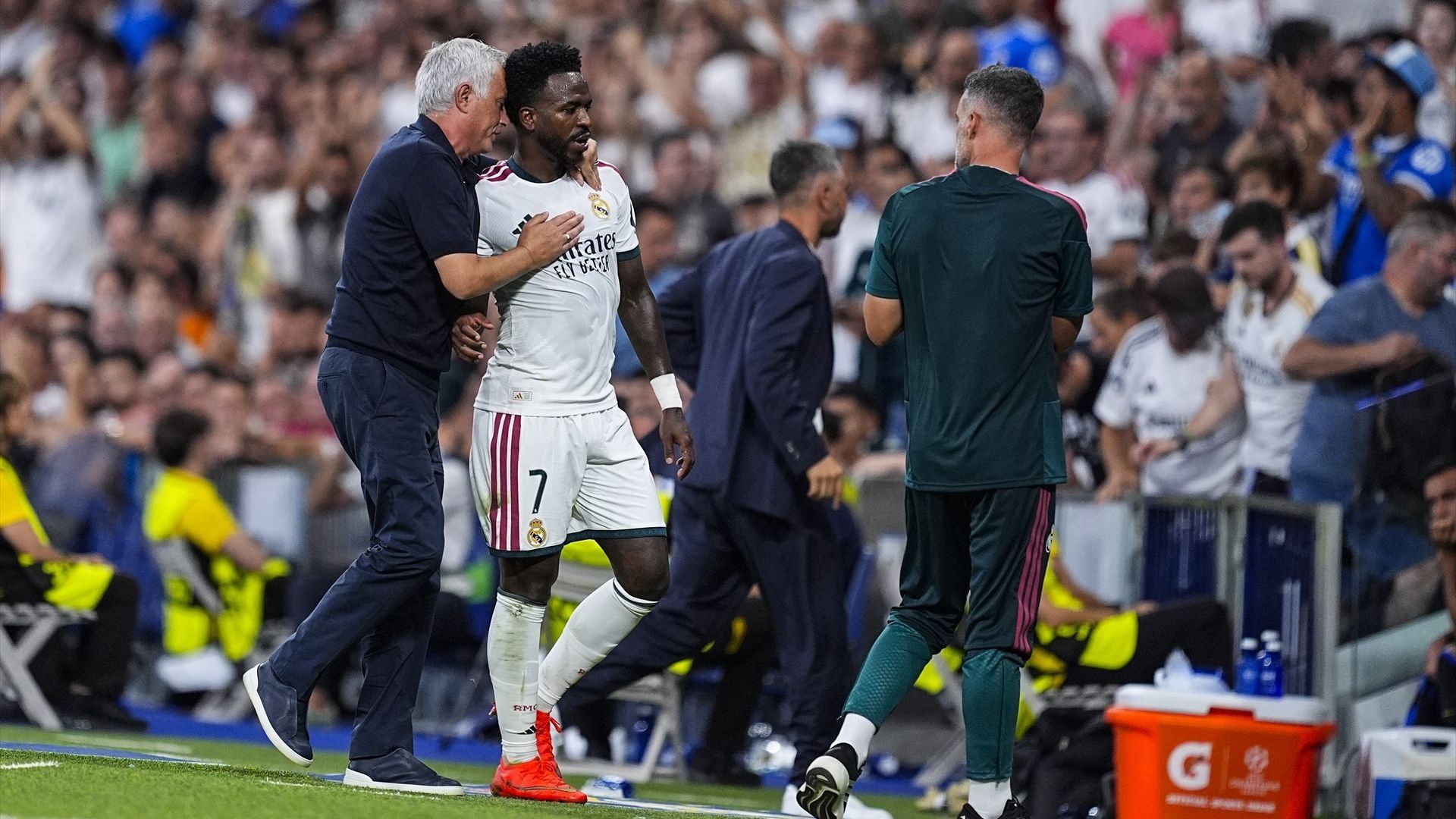 José Mourinho y Vinicius Junior tras la sustitución del brasileño frente al Inter de Milán