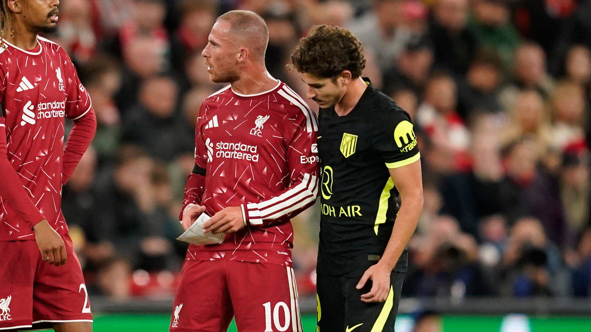 Julián Álvarez espía a Mac Allister en el Liverpool-Atlético