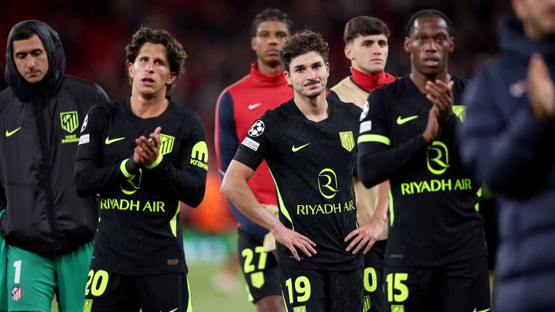 Julián Álvarez se acerca a saludar a la afición del Atlético de Madrid en Anfield Julián Álvarez se acerca a saludar a la afición del Atlético de Madrid en Anfield