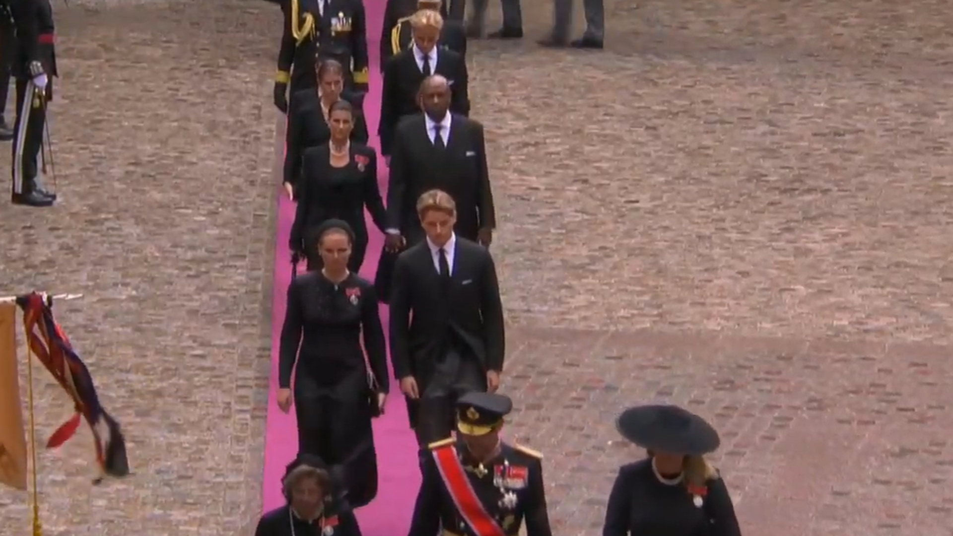 La familia real de Noruega entrando a la iglesia, con Marius al fondo