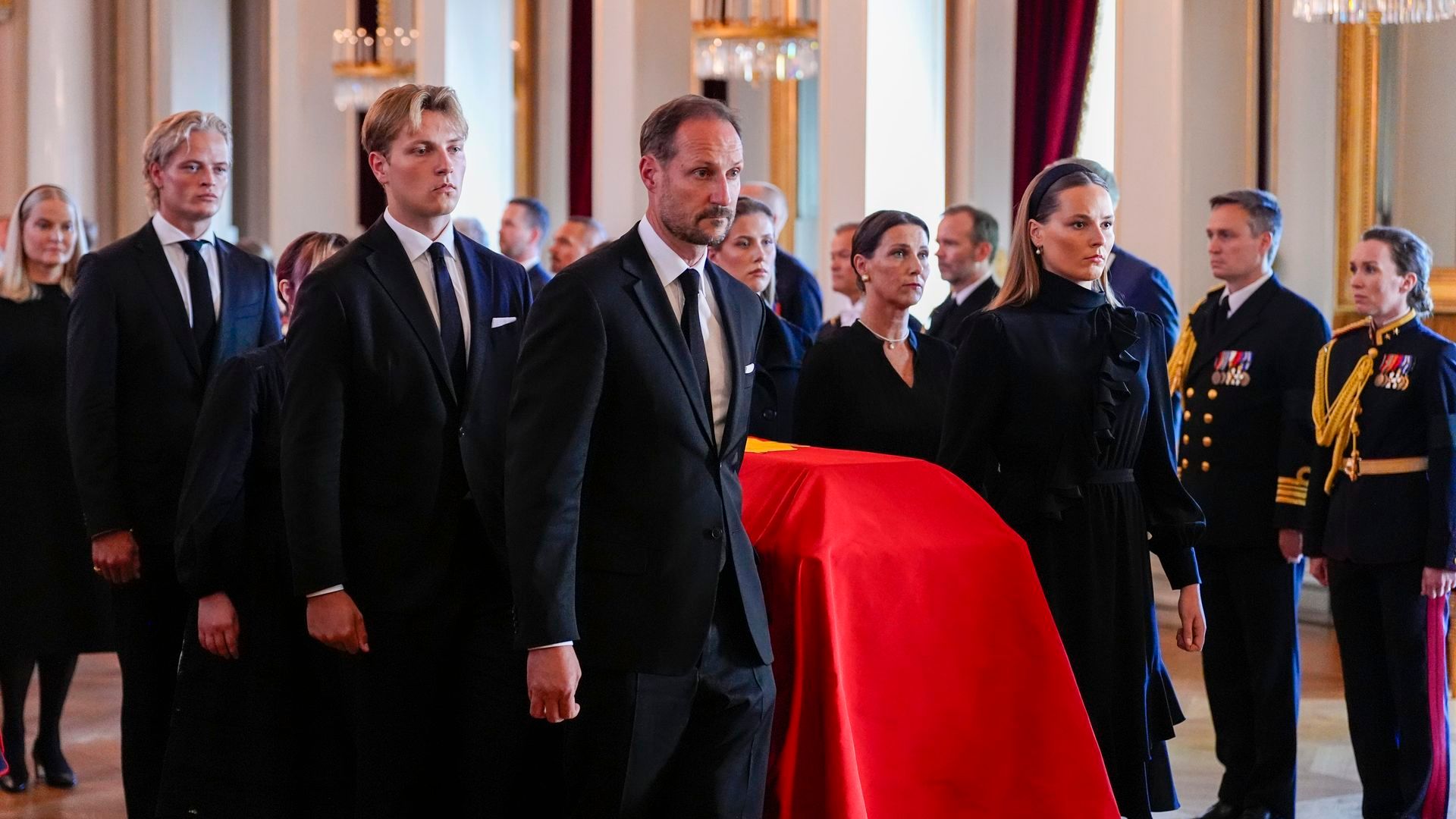 La familia real noruega, reunida junto al féretro del rey Harald V