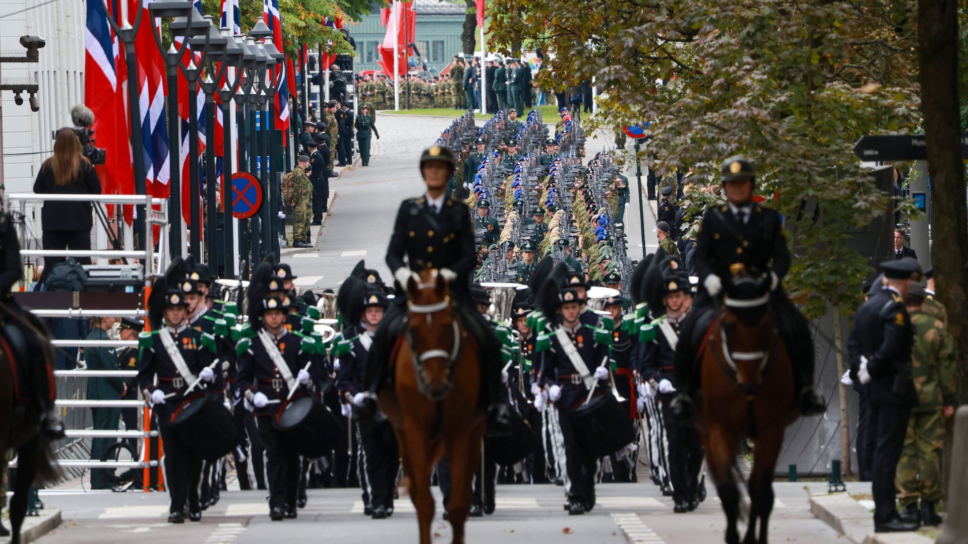 La guardia real Noruega preparándose para la llegada del féretro La guardia real Noruega preparándose para la llegada del féretro