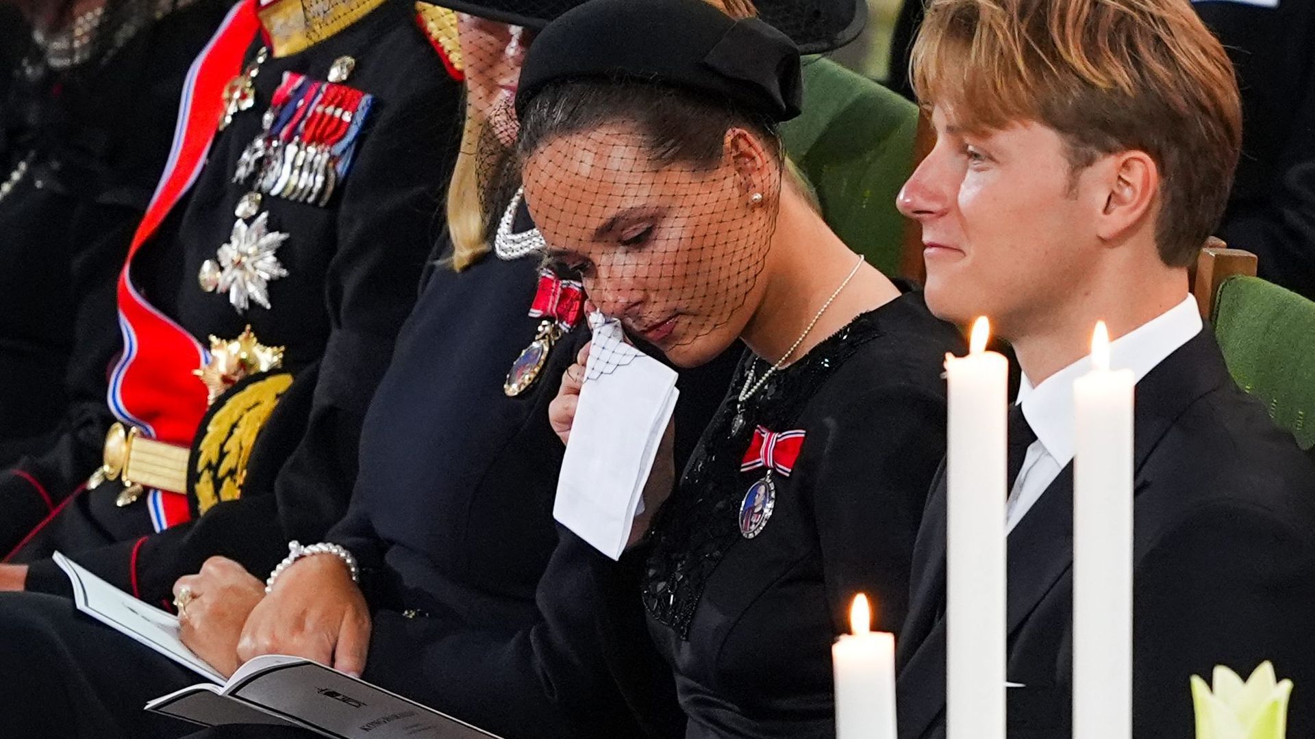 La princesa Ingrid Alexandra se seca las lágrimas con un pañuelo durante el funeral de su nuevo