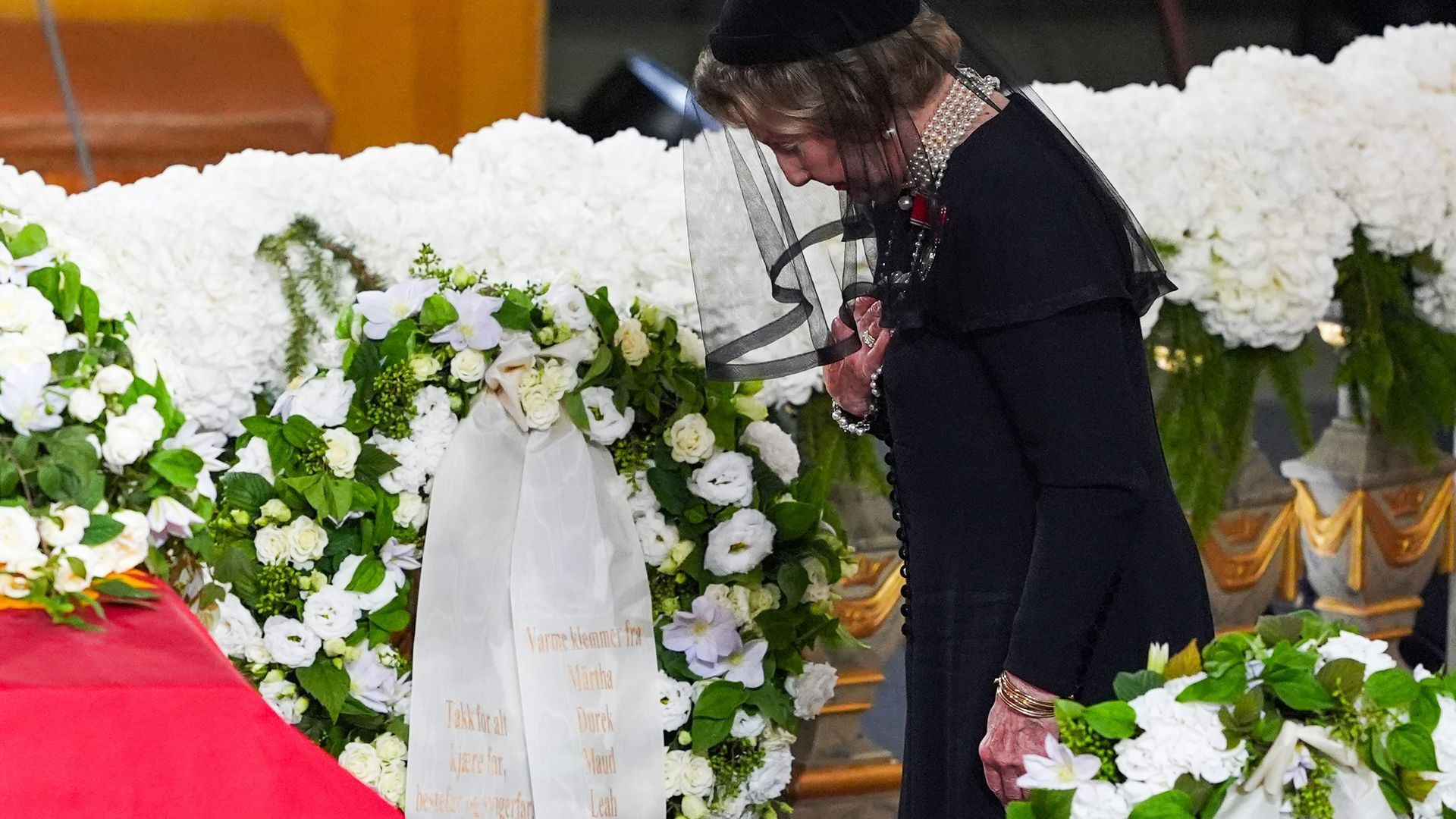 La reina Sonia, inclinándose ante el féretro de su marido, el rey Harald V, en su funeral en Oslo